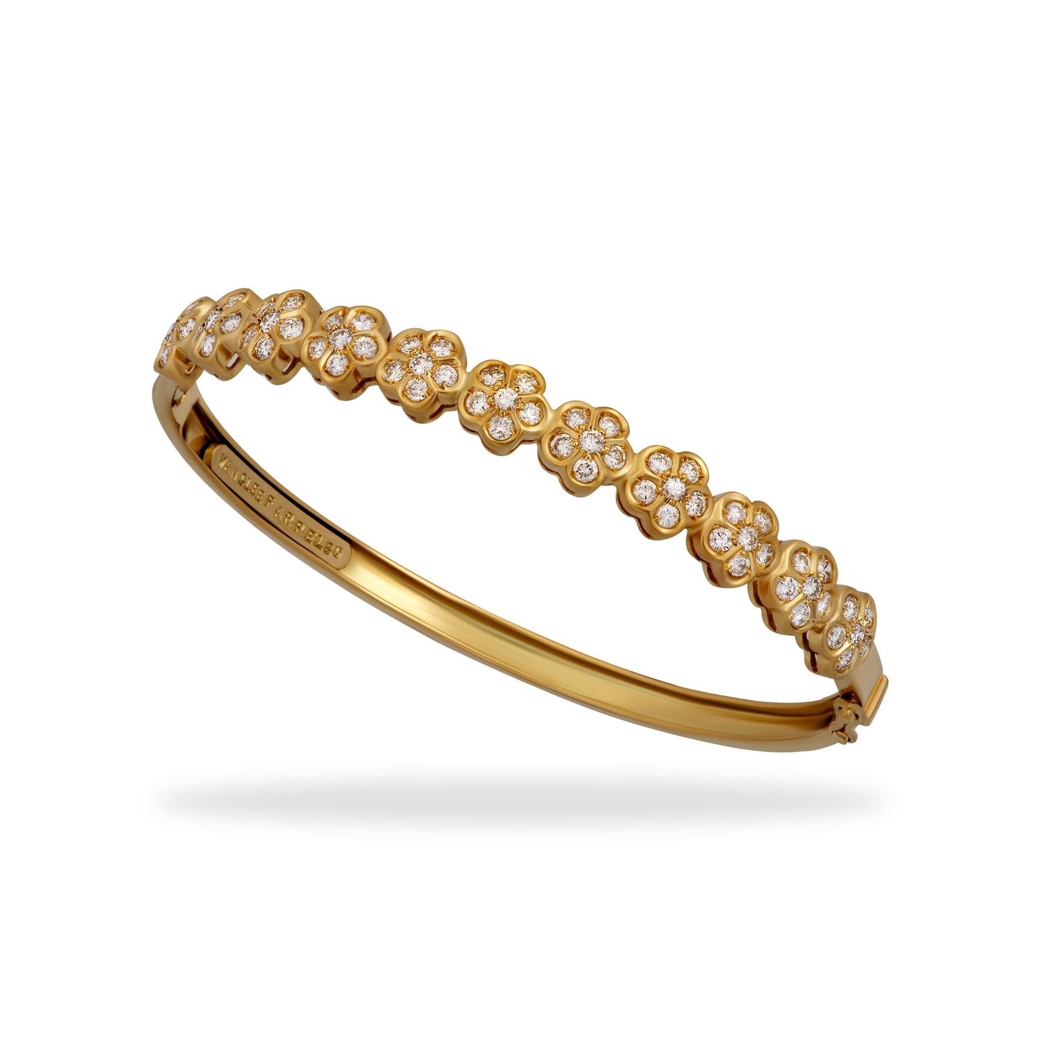 *** Comes with the original Van Cleef & Arpels papers ***
18K Yellow Gold
Diamond: 1.40ct twd
Total Weight: 17.3g
Bracelet Length: 6.5 inches
*** A matching necklace is also available, please check reference number: 18916-OOAX