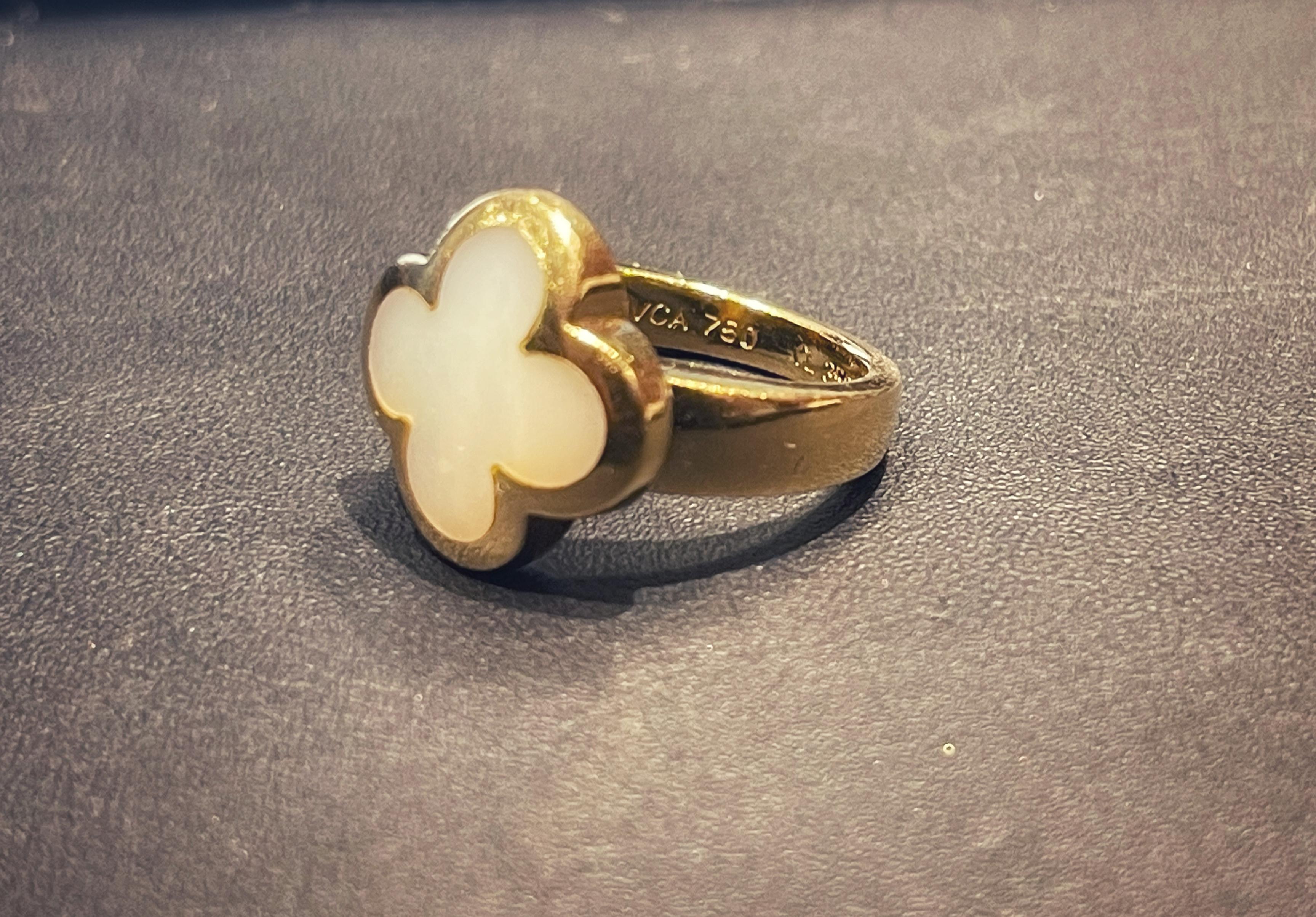 A stunning 18K yellow Alhambra ring by Van Cleef & Arples. The central flower is made of white mother of pearl.

The Alhambra collection is a genuine symbole of Van Cleef & Arples, created in 1968. 

EU size: 50
US size: 5.5
Total weight: 10.8