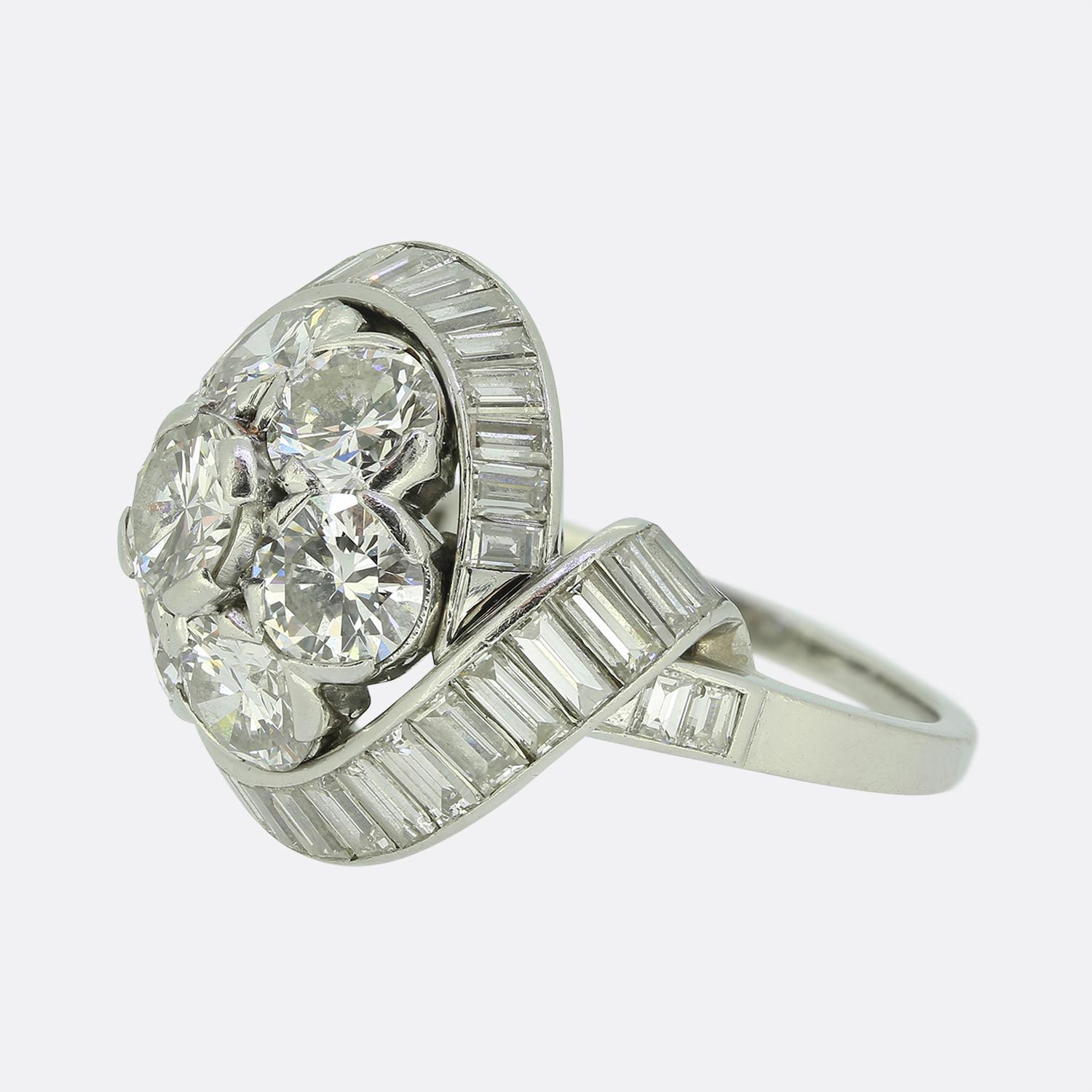 Hier haben wir einen spektakulären Diamant-Cluster-Ring des weltbekannten Luxus-Schmuckdesigners Van Cleef & Arpels. Das Schmuckstück ist aus Platin gefertigt und zeigt einen kuppelförmigen Kopf, der in der Mitte mit sieben runden Diamanten im