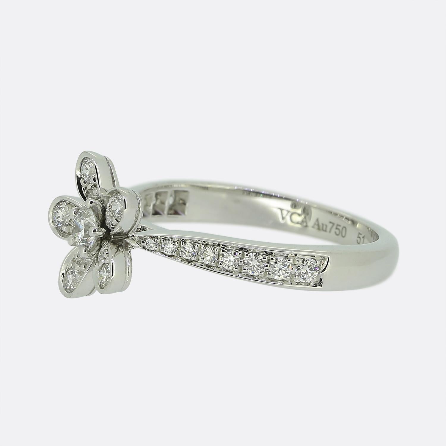 Ecco un incantevole anello con diamanti a grappolo di Van Cleef & Arpels, designer di gioielli di fama mondiale, che fa parte della collezione Socrate. Questo pezzo è stato realizzato in oro bianco 18 carati e presenta un disegno floreale con