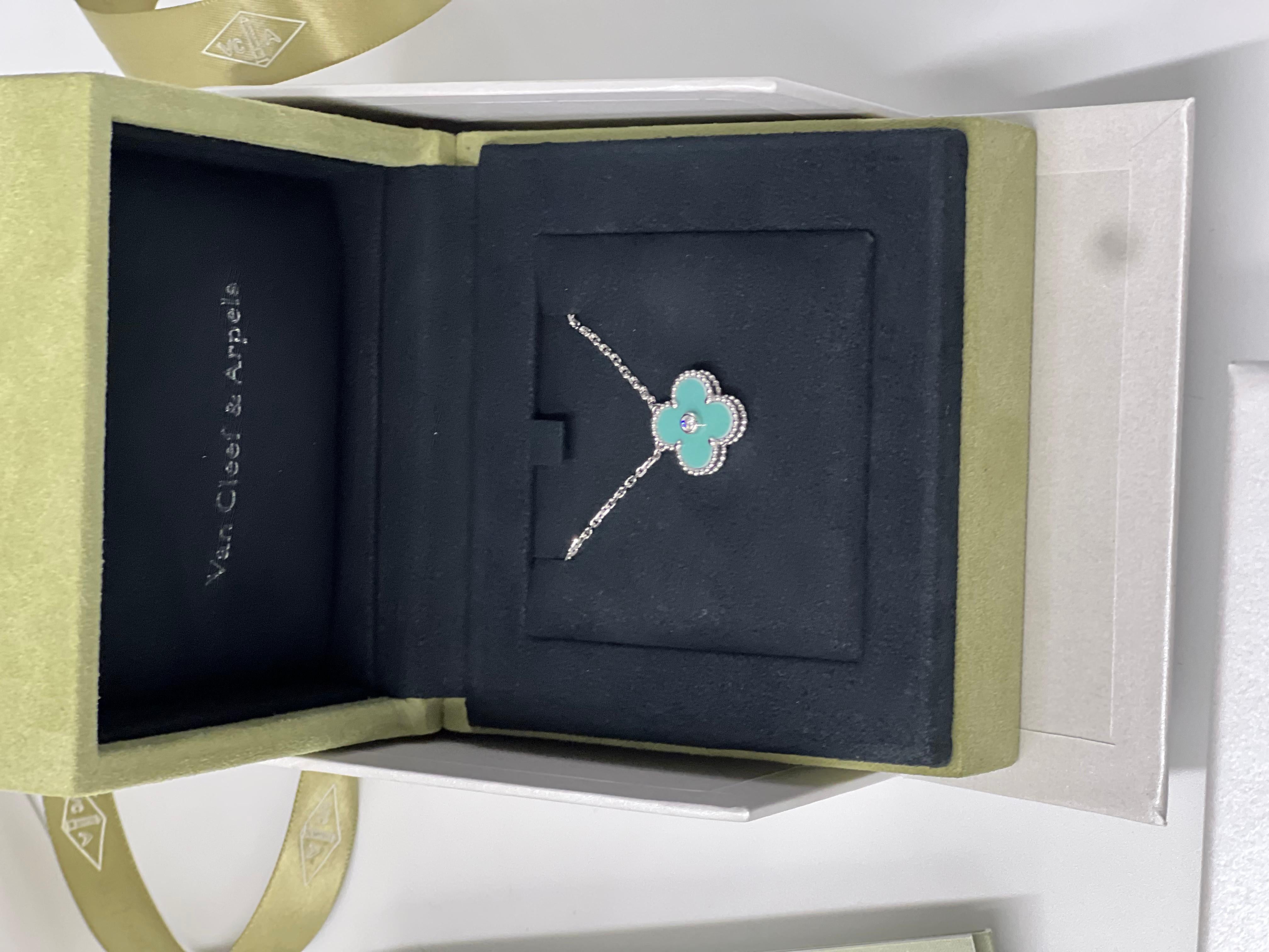 2022 Light Green Celadon Sèvres Porcelain Vintage Alhambra Diamond Holiday Pendant Necklace
Features:
- Limited edition released in 2022 as the holiday pendant 
- Light green celadon Sèvres porcelain, 18k white gold
- 1 round diamond; diamond