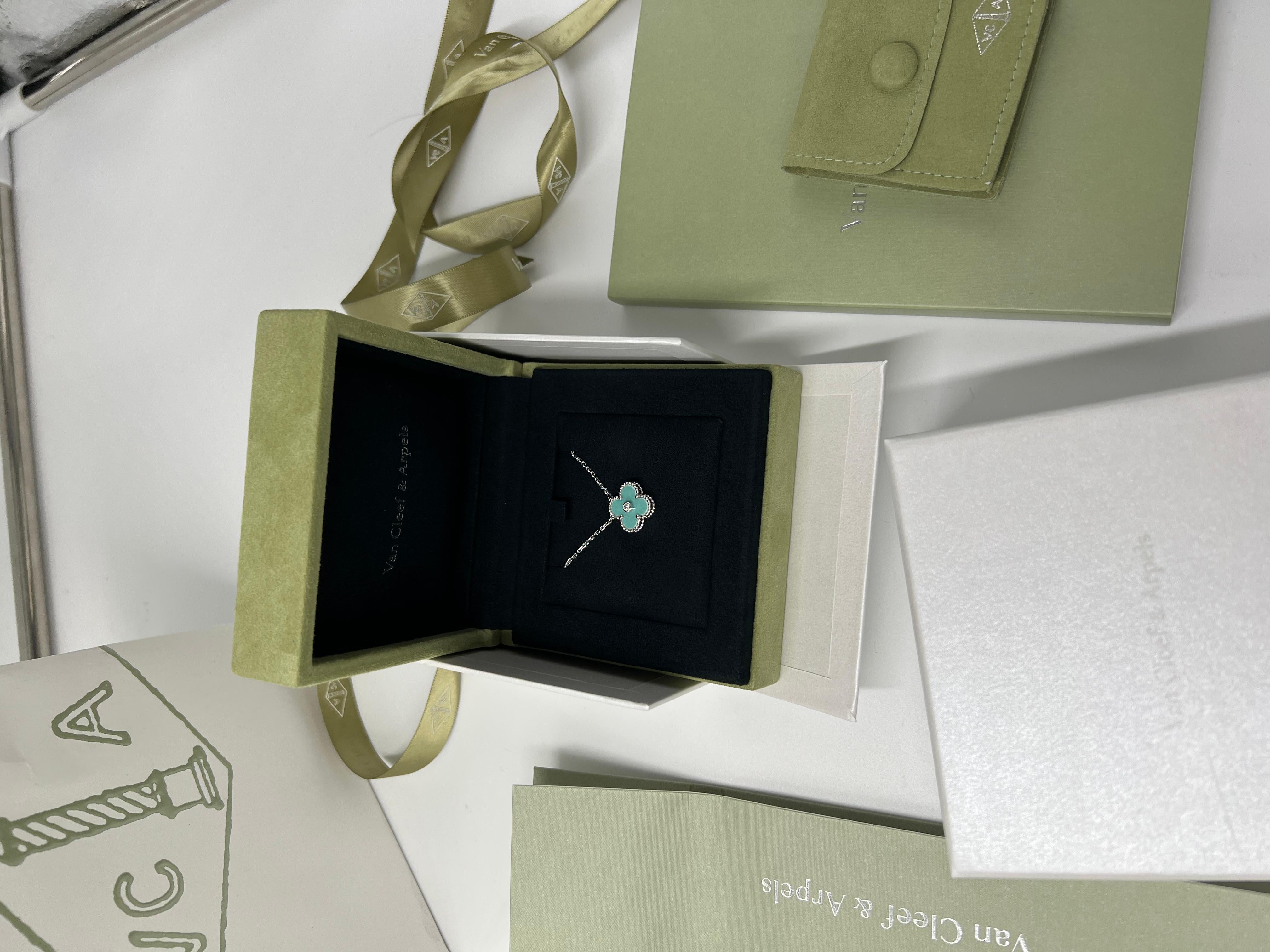 van cleef holiday pendant 2022