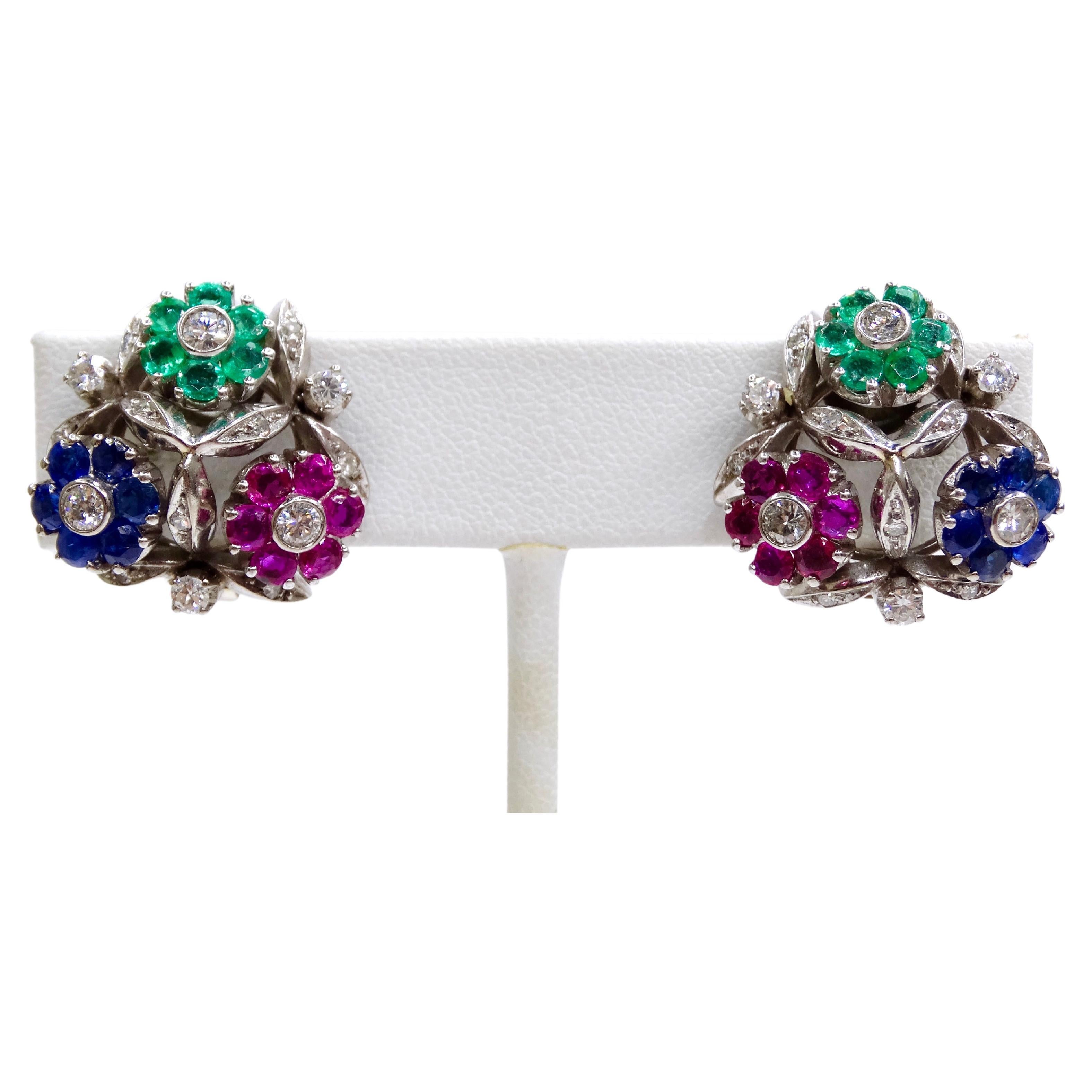 Van Cleef & Arples Boucles d'oreilles à fleurs en platine avec rubis, émeraudes, saphirs et diamants  en vente