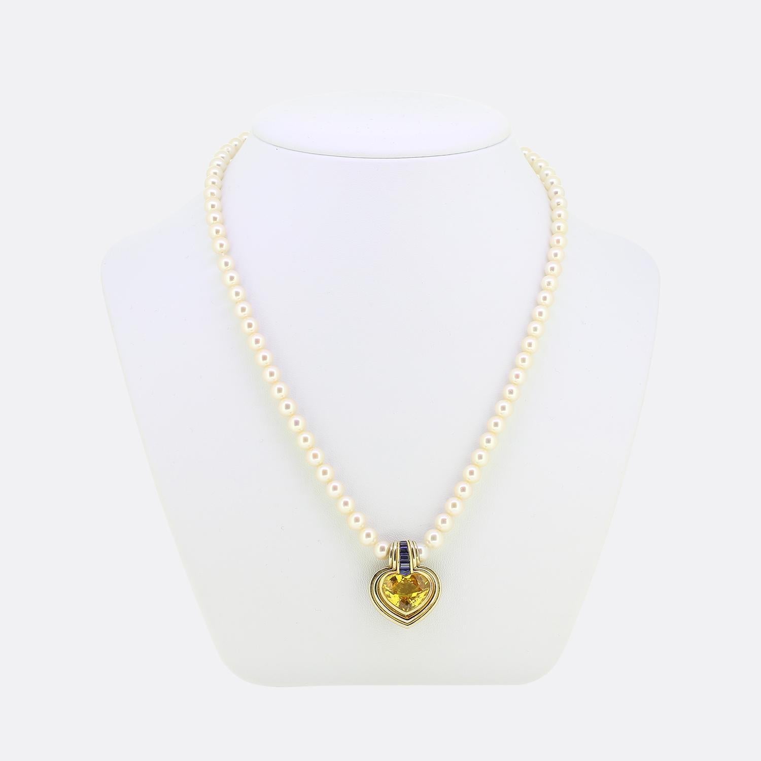 Hier haben wir ein außergewöhnliches Collier des weltbekannten Luxusschmuckdesigners Van Cleef & Arples. Dieses Stück besteht aus 55 runden Zuchtperlen, die in Größe, Präsenz und Glanz perfekt aufeinander abgestimmt sind. Diese cremefarbenen Steine