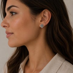 Orecchini a bottone Van Cleef & Arples Vintage Alhambra in madreperla e oro bianco 18 carati