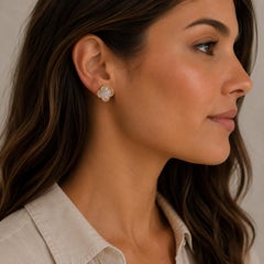 Pendientes de botón «Vintage Alhambra» de Van Cleef & Arples, con nácar y oro amarillo de 18 quilates