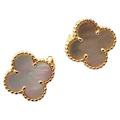 Pendientes de botón «Vintage Alhambra» de Van Cleef & Arples, con nácar y oro amarillo de 18 quilates