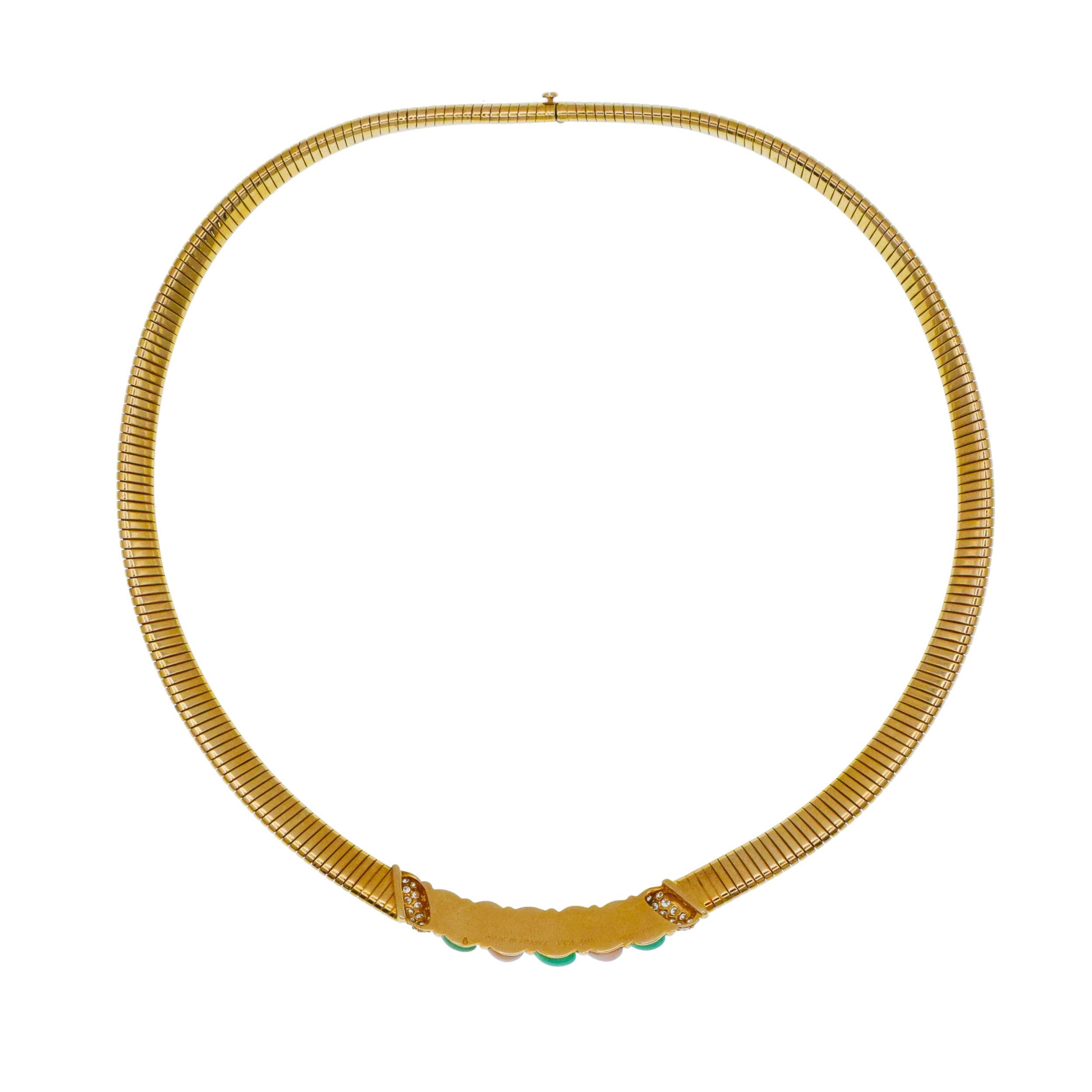 Taglio rotondo Collana e orecchini Van Cleef in crisoprasio, corallo e diamanti. in vendita