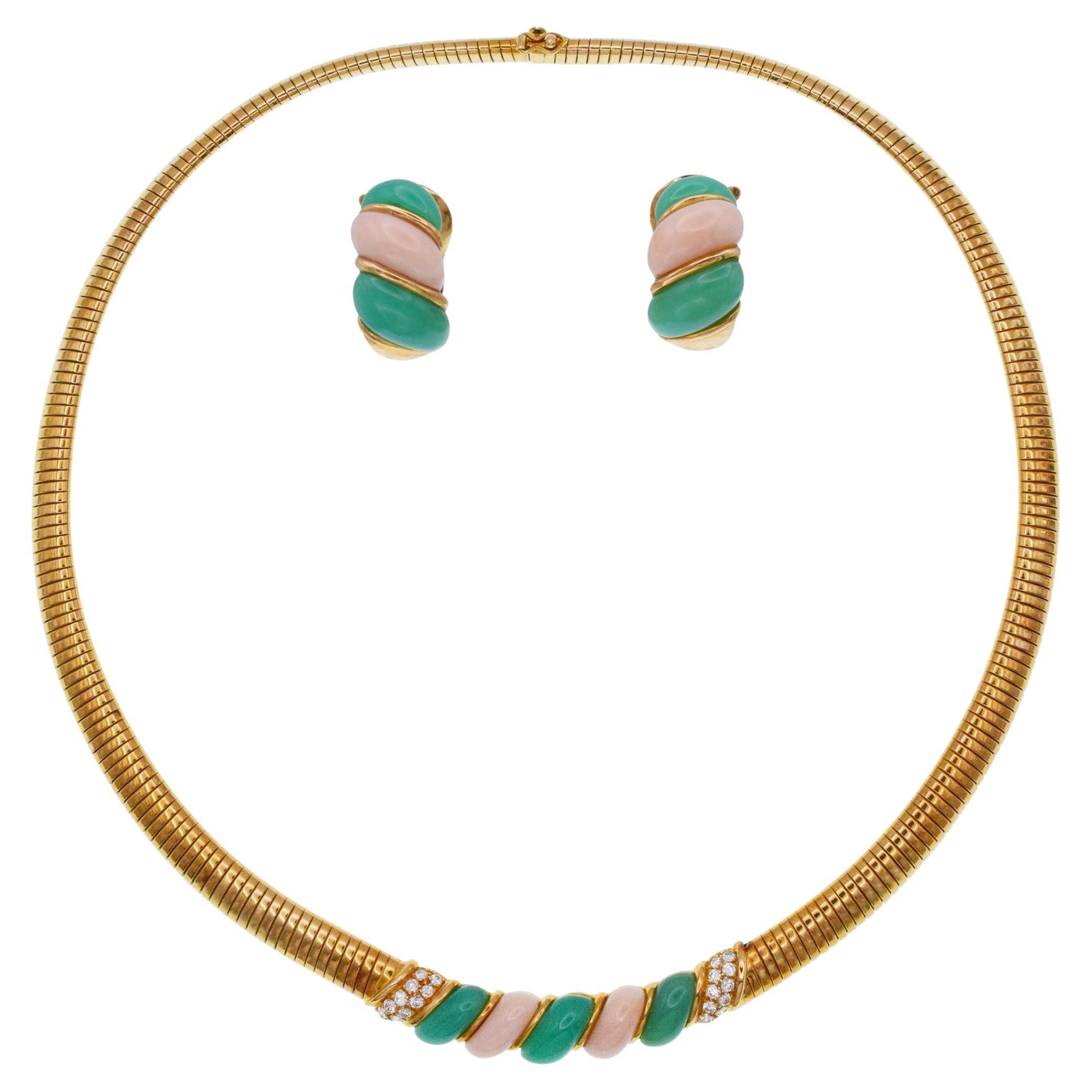 Collana e orecchini Van Cleef in crisoprasio, corallo e diamanti. in vendita