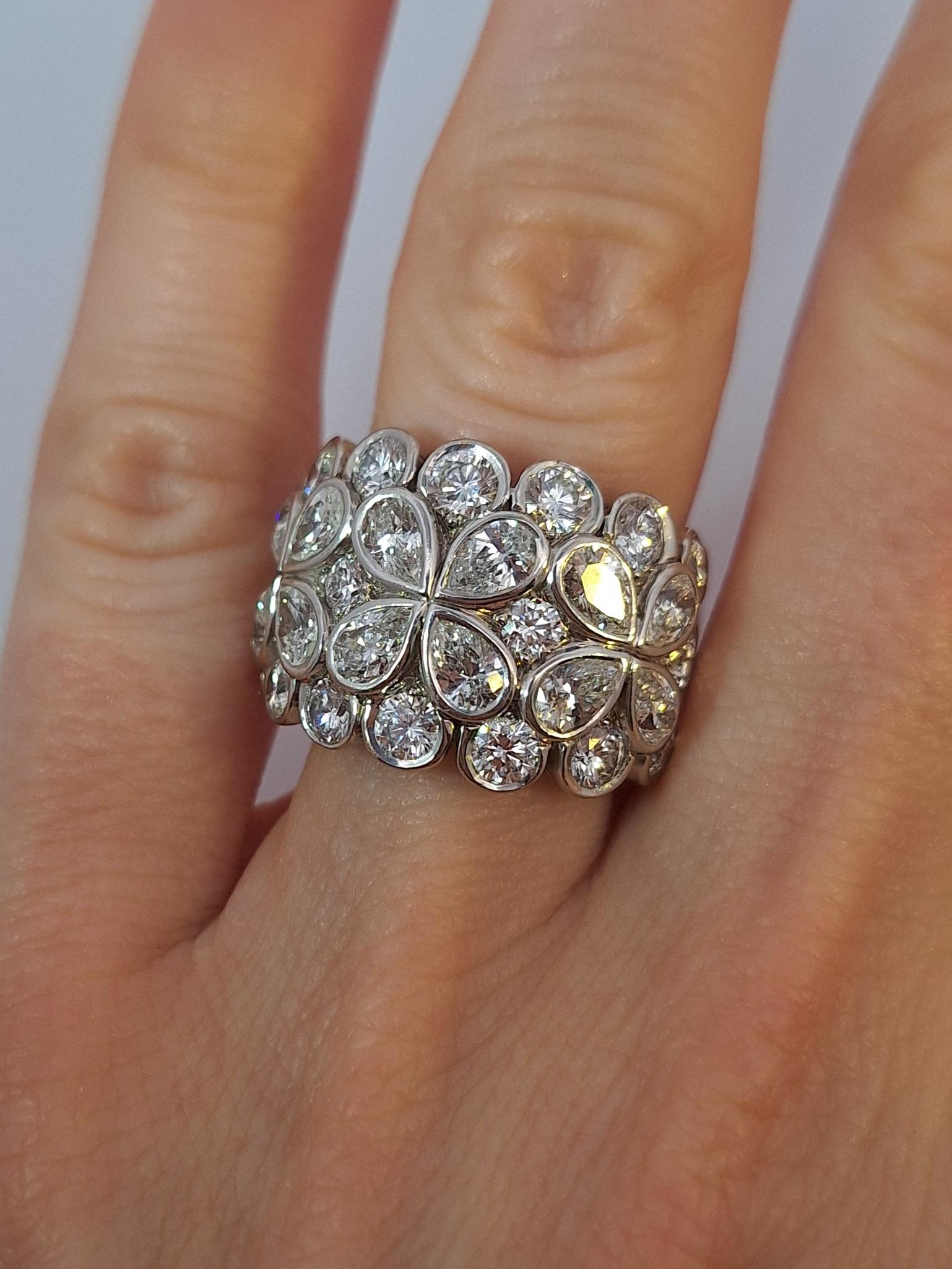 Van Cleef Diamond Flower Band Ring In Excellent Condition For Sale In New York, NY