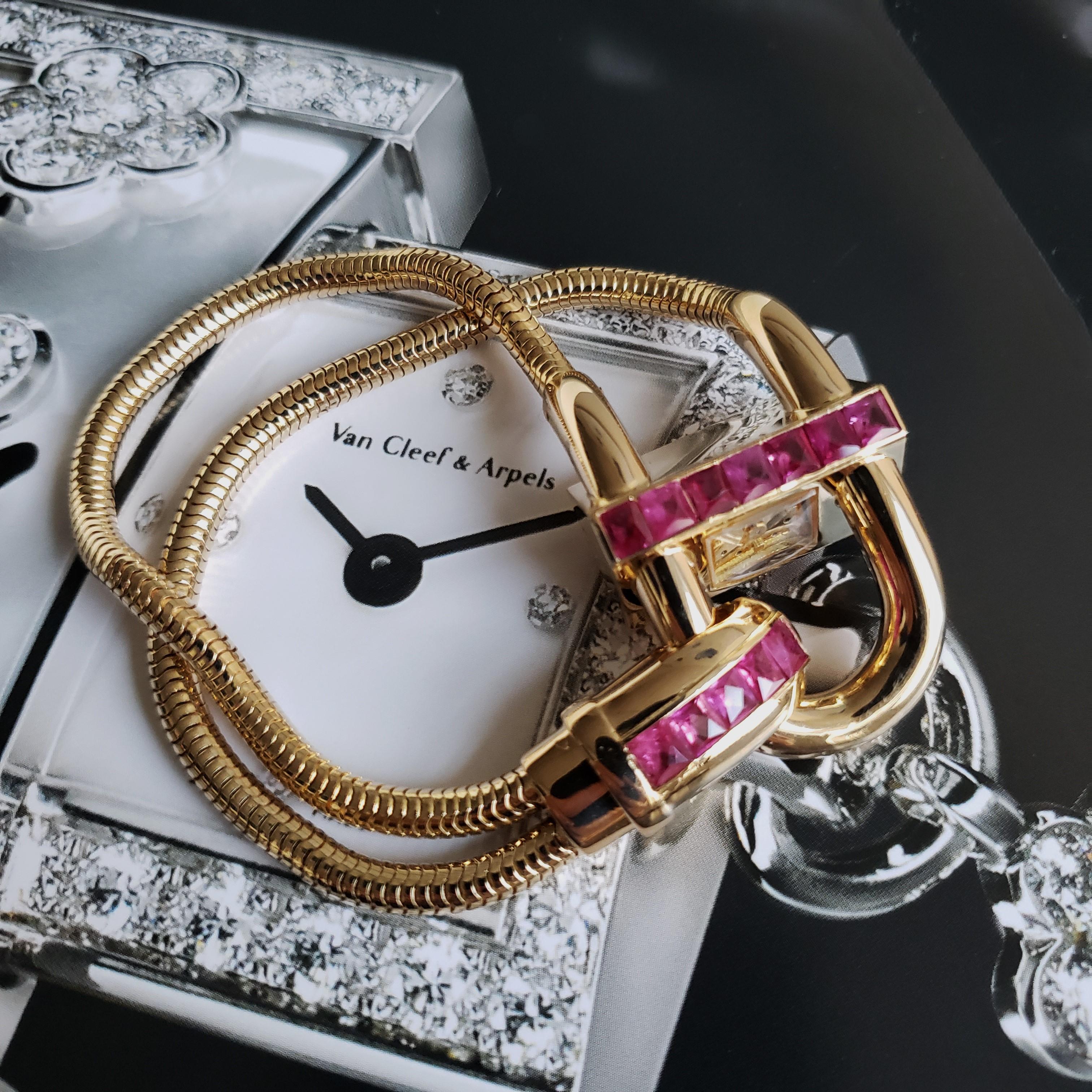 VAN CLEEF EN ARPELS Cadenas Armbanduhr mit Vorhängeschloss- 18K Gold Mystery Set Rubine im Angebot 15