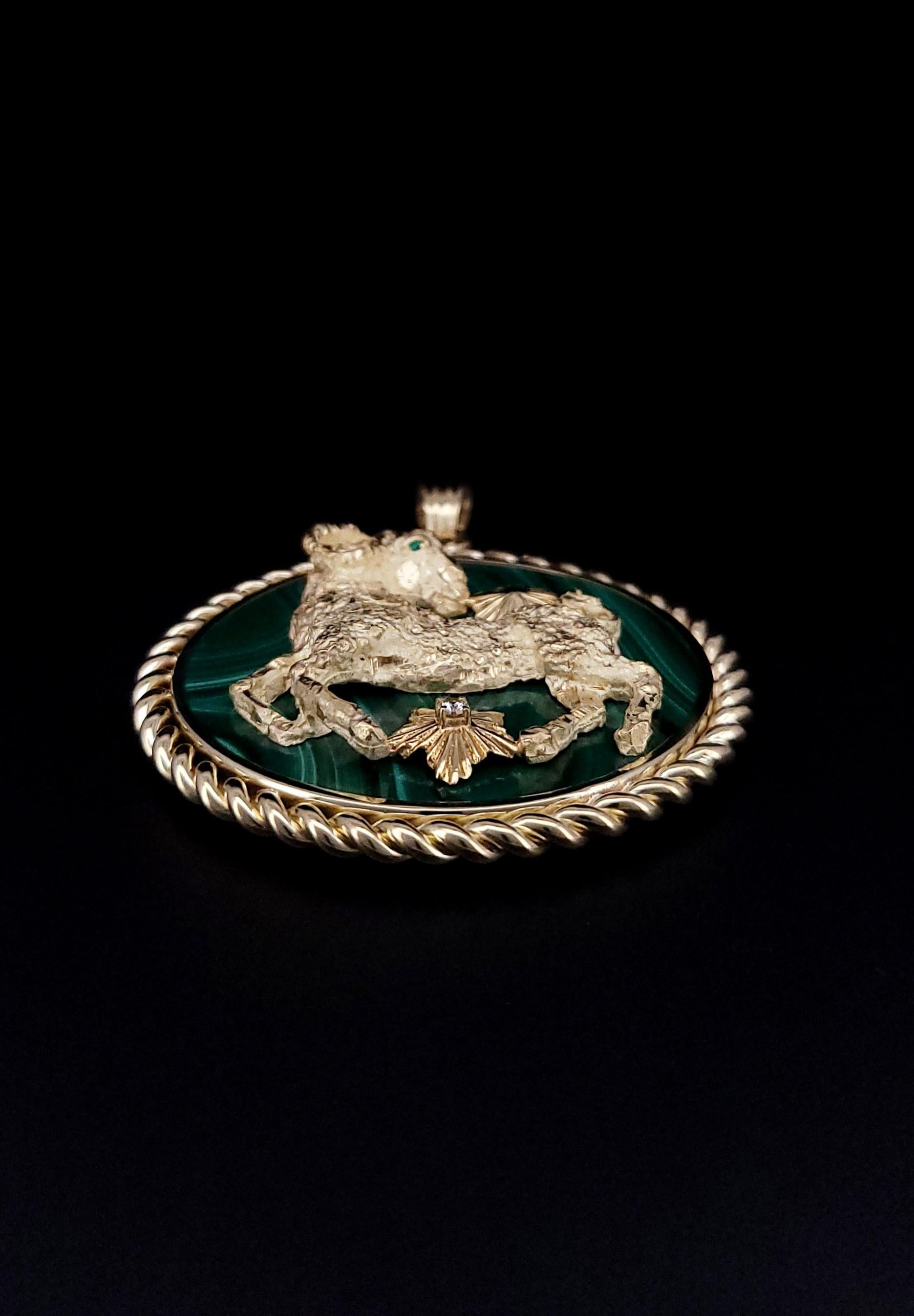 Ce pendentif vintage signé et numéroté datant des années 1970 est une pièce unique de Van Cleef & Arpels. Le pendentif circulaire présente de la malachite polie dans un cadre en or tressé, avec une scène astrologique de bélier Aris.

-Période de