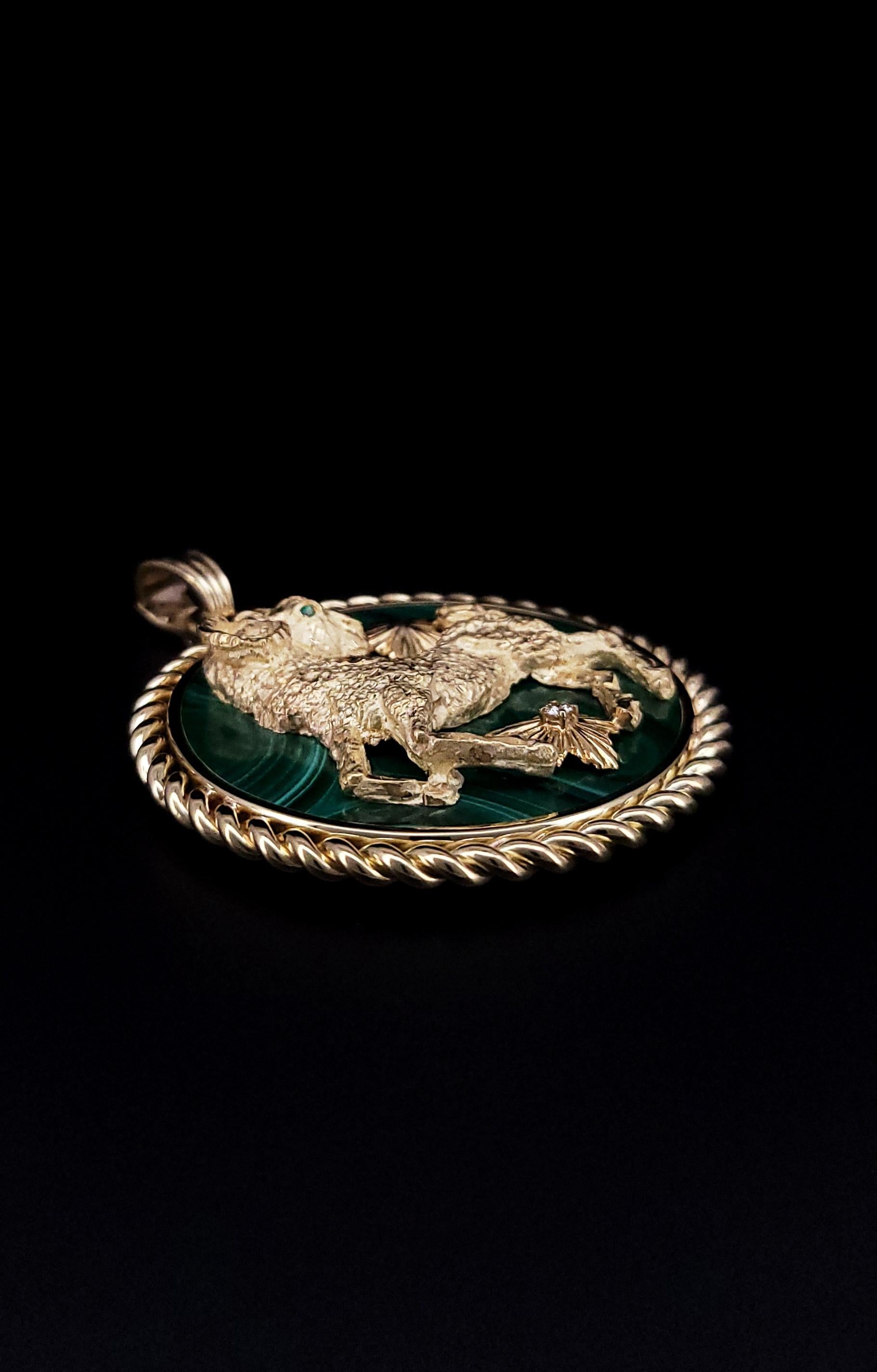 Taille ronde Van Cleef Français Pendentif Zodiac en or jaune 18k malachite diamant et émeraude en vente