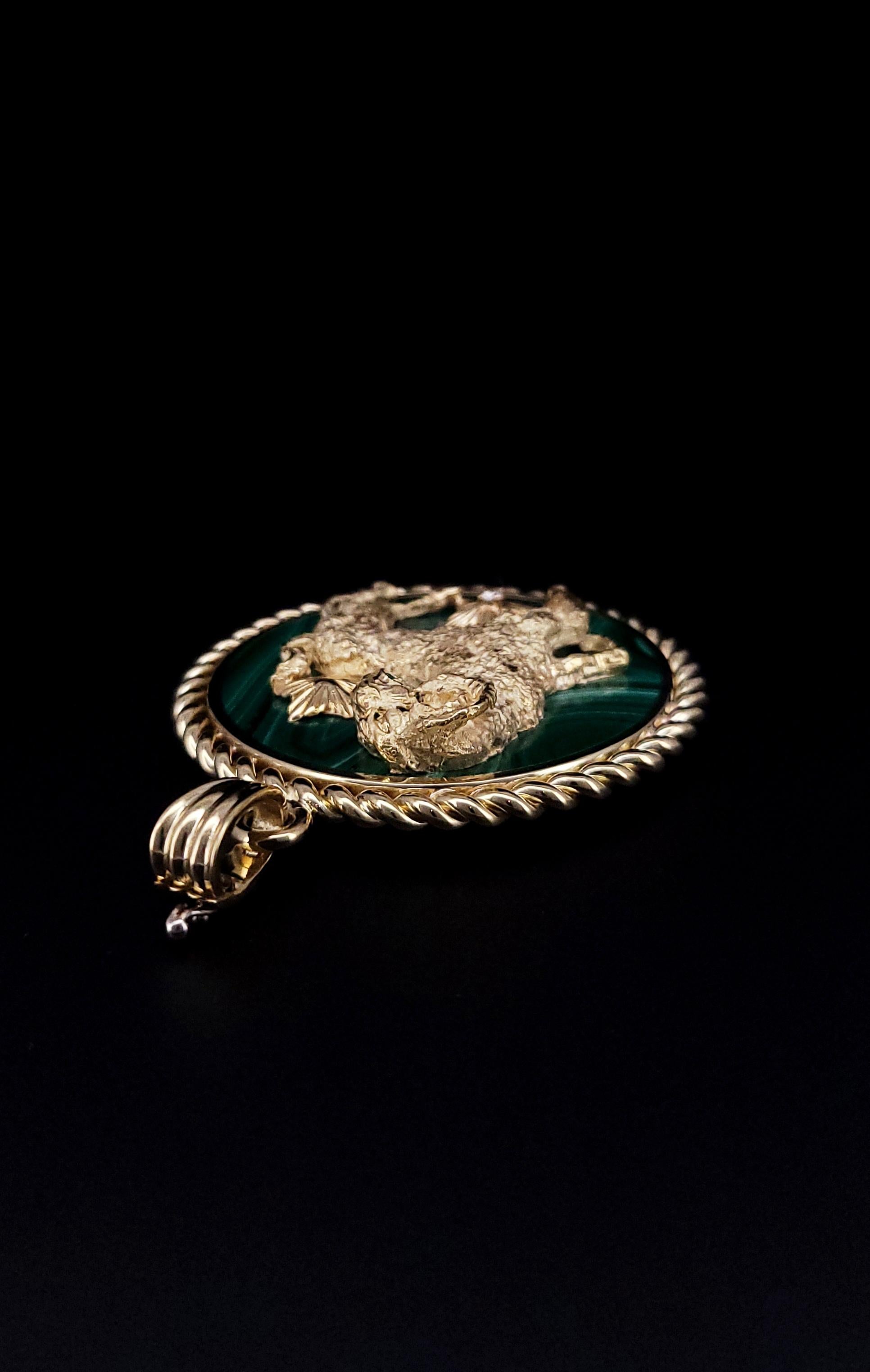 Van Cleef Français Pendentif Zodiac en or jaune 18k malachite diamant et émeraude Excellent état - En vente à New York, NY