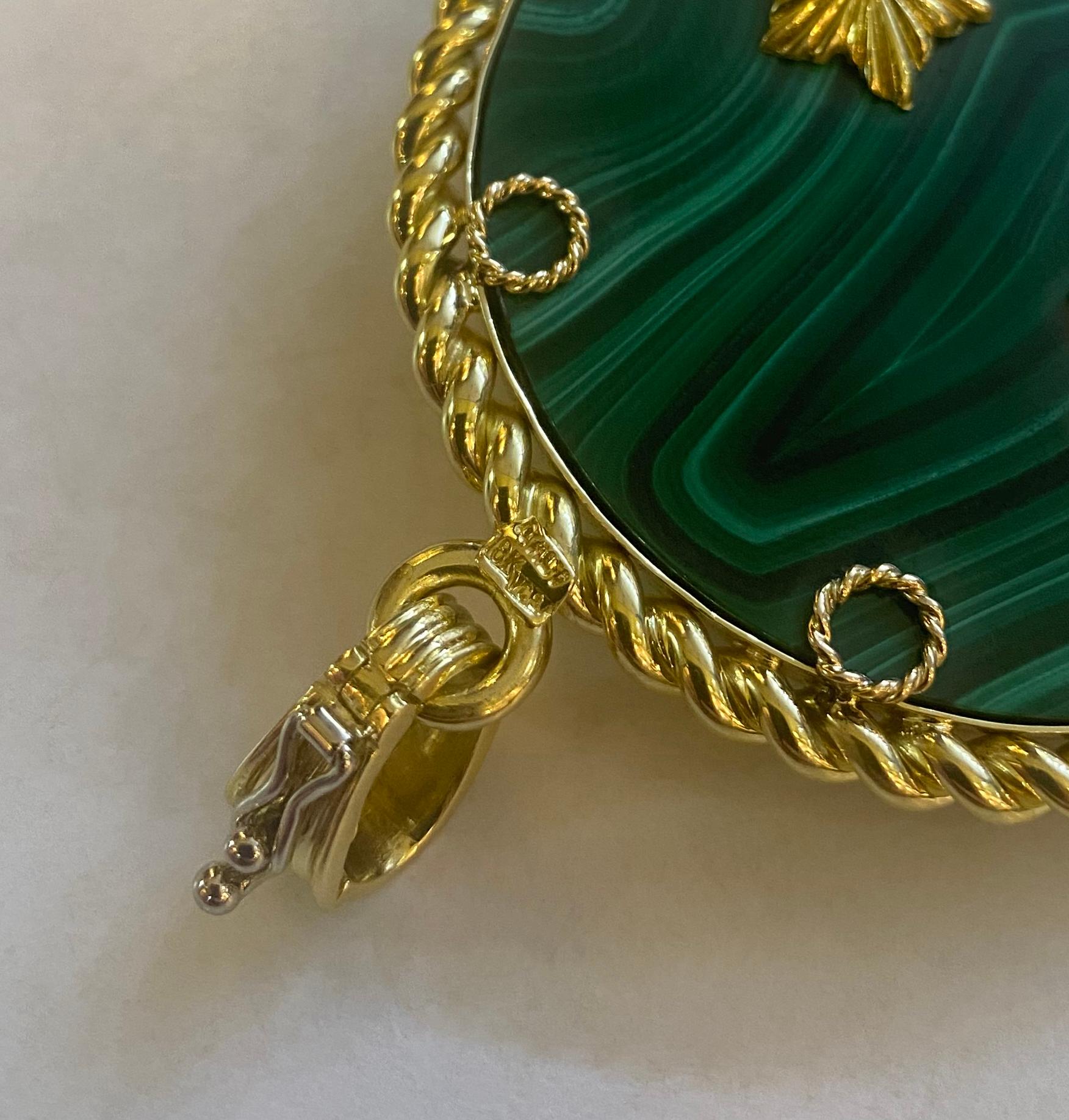 Van Cleef Français Pendentif Zodiac en or jaune 18k malachite diamant et émeraude en vente 3