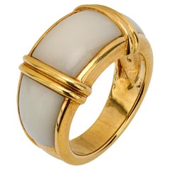 Van Cleef French white coral 18k yellow gold band