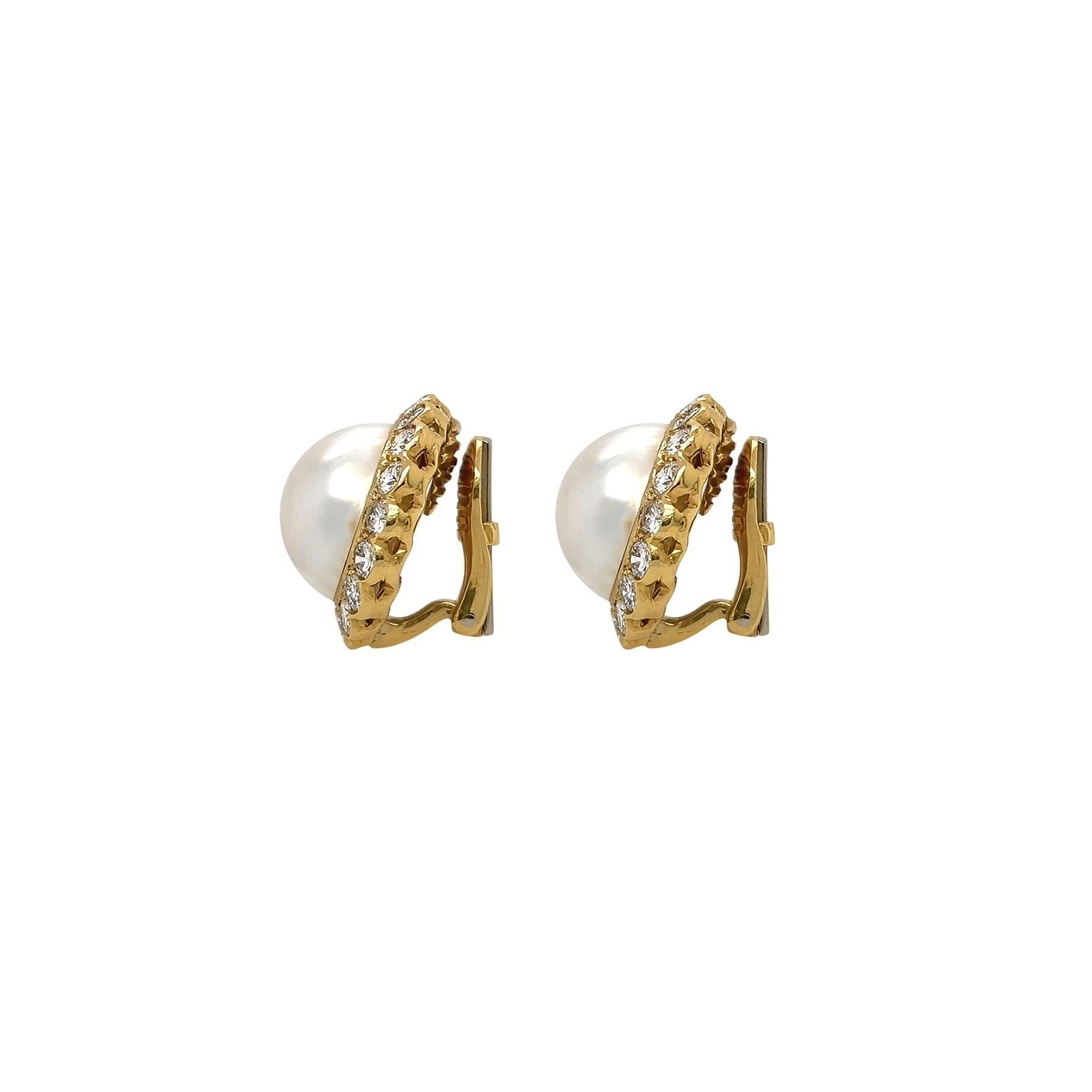 Un paio di fermagli per orecchie in oro giallo 18 carati, perle e diamanti, Van Cleef & Arpels.  Ogni orecchino è costituito da una perla mabe incastonata che misura circa 13,2 mm, circondata da circa 18 diamanti rotondi taglio brillante.  Lunghezza