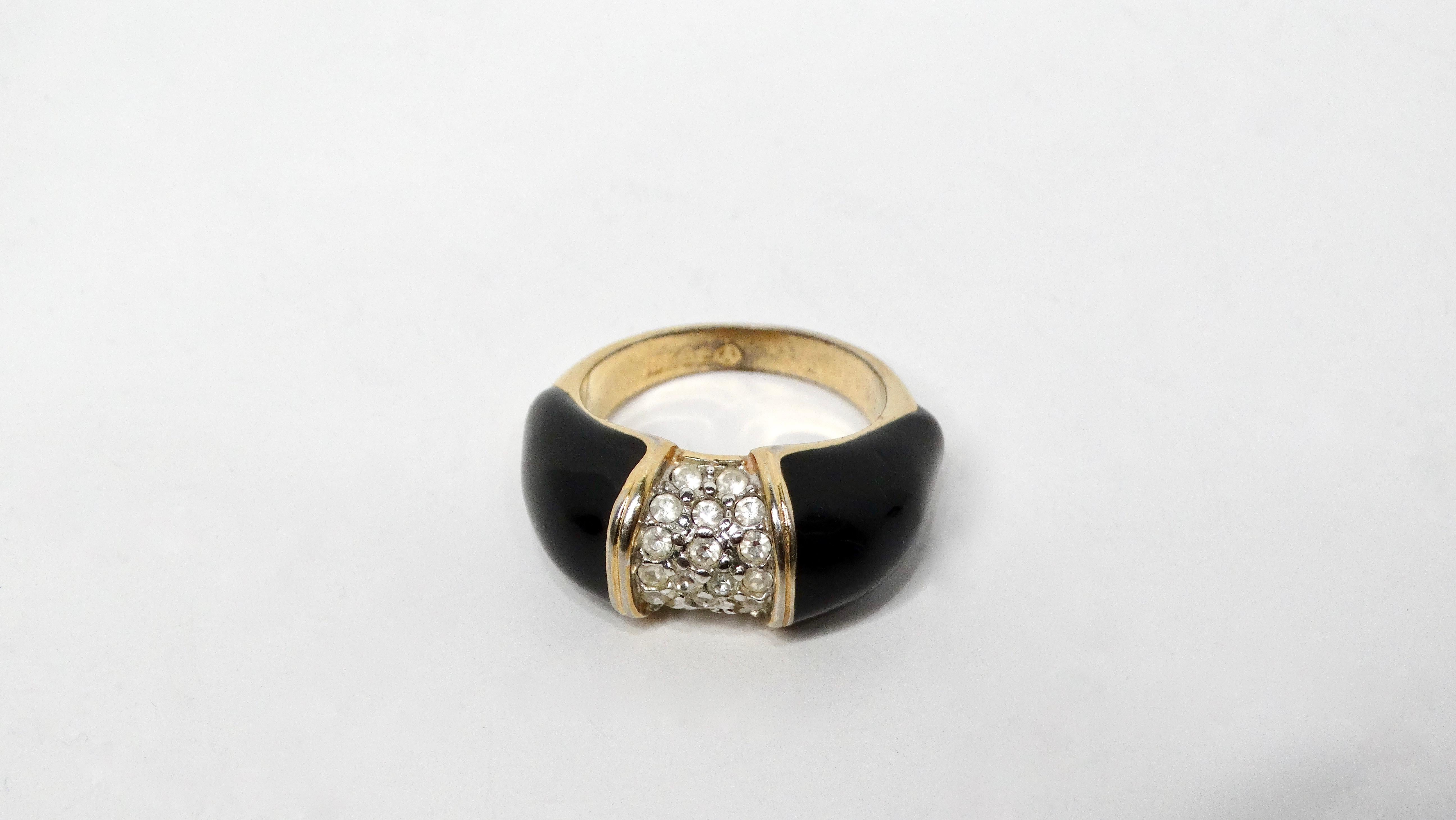 Wir präsentieren den Van Cleef Inspired Black 18k Gold Plated Rhinestone Cocktail Ring, ein atemberaubendes Stück, das jedes Outfit mühelos aufwertet. Die schicke Kuppelform dieses Rings zeigt ein tiefschwarzes Finish an den Seiten, das durch eine