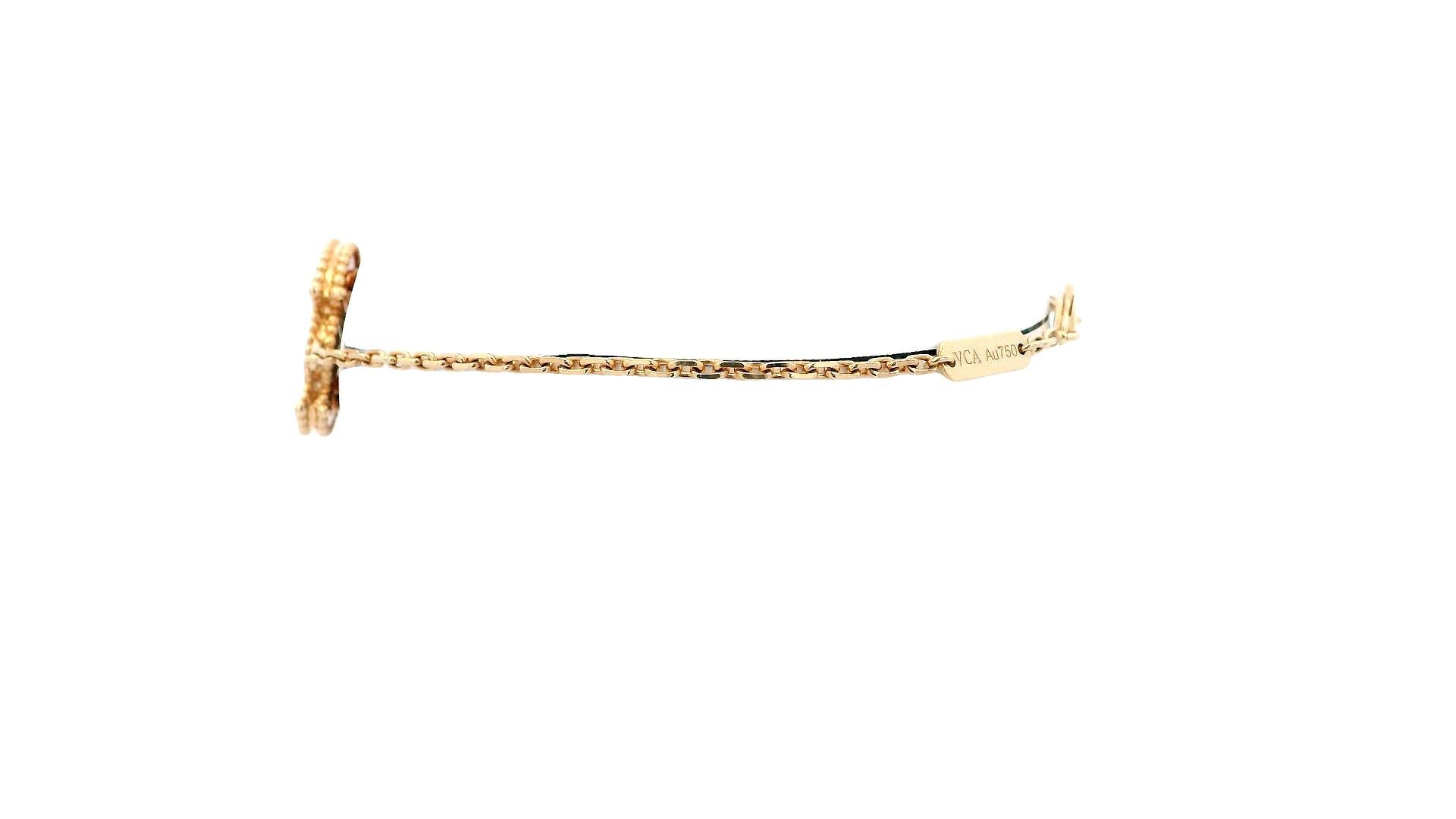 Le bracelet coccinelle de Van Cleef & Arpels est une charmante création d'élégance.

Cette pièce délicate au motif de coccinelle est réalisée avec précision en or rose 18 carats.

D'une longueur de 17,5 cm, le bracelet entoure élégamment le poignet,