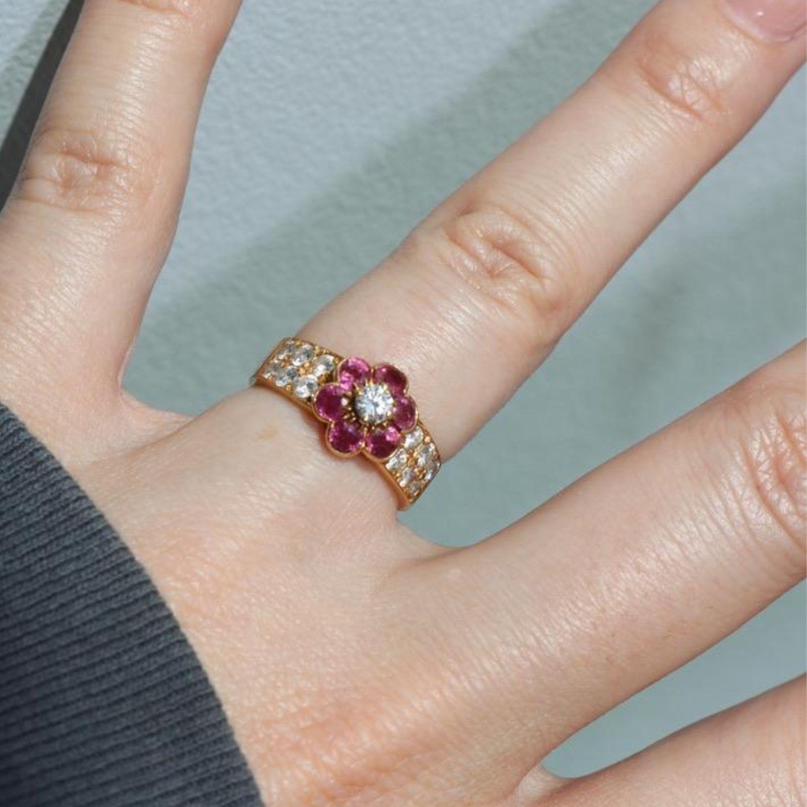Van Cleef Ruby Diamond Cluster Flower Ring Or jaune 18K Taille 5.25 en vente 9