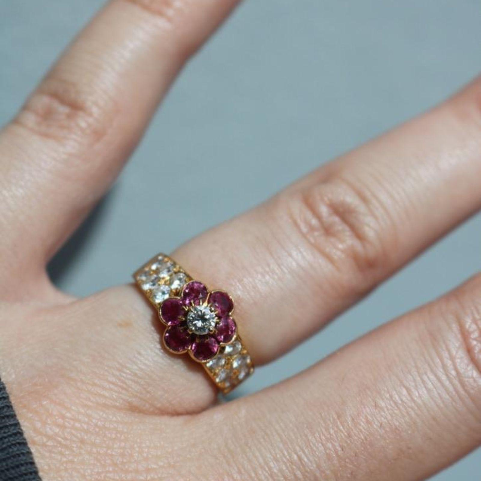 Van Cleef Ruby Diamond Cluster Flower Ring Or jaune 18K Taille 5.25 en vente 10