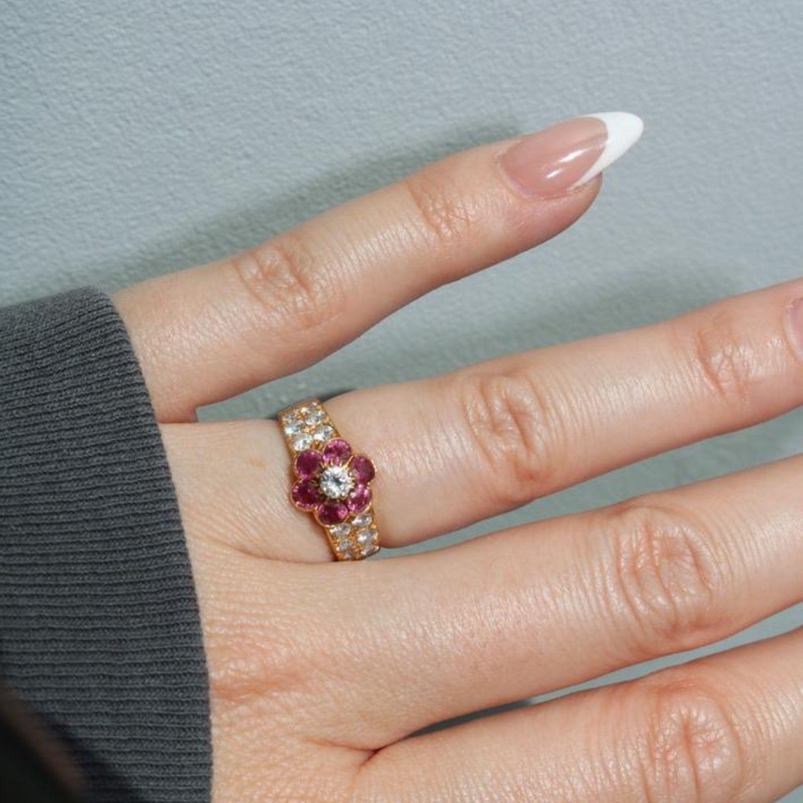 Van Cleef Ruby Diamond Cluster Flower Ring Or jaune 18K Taille 5.25 en vente 11