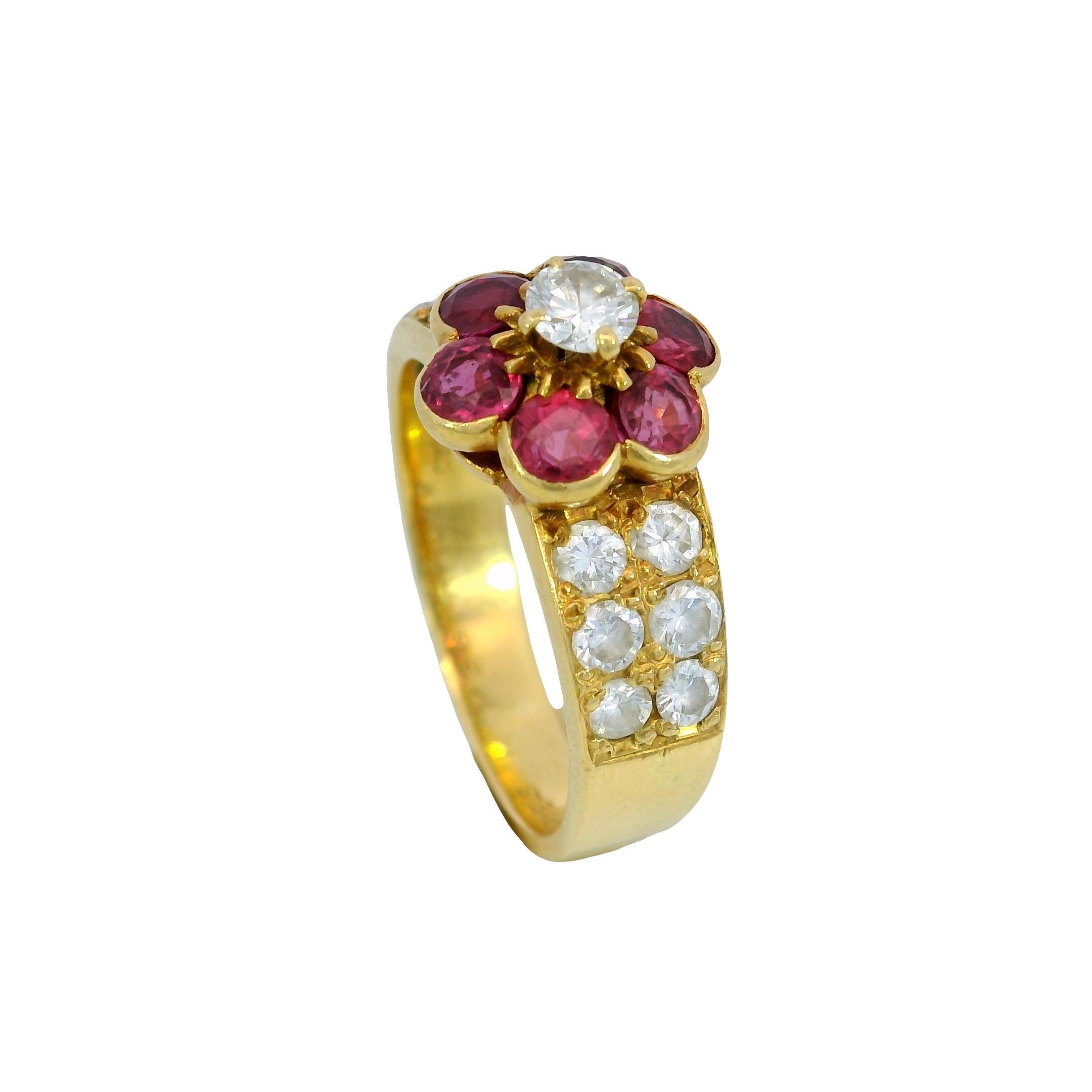 Van Cleef & Arpels Bague rubis et diamants en or 18k Taille 5.25

Cette bague Van Cleef & Arpels est centrée sur un diamant blanc brillant, encadré d'un halo de rubis rouges vifs en forme de grappe florale. Le riche contraste entre les rubis et les