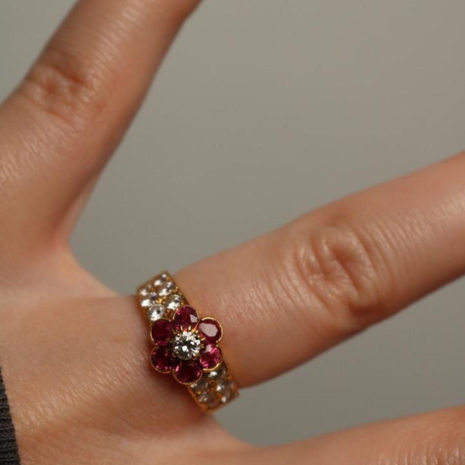 Taille ronde Van Cleef Ruby Diamond Cluster Flower Ring Or jaune 18K Taille 5.25 en vente