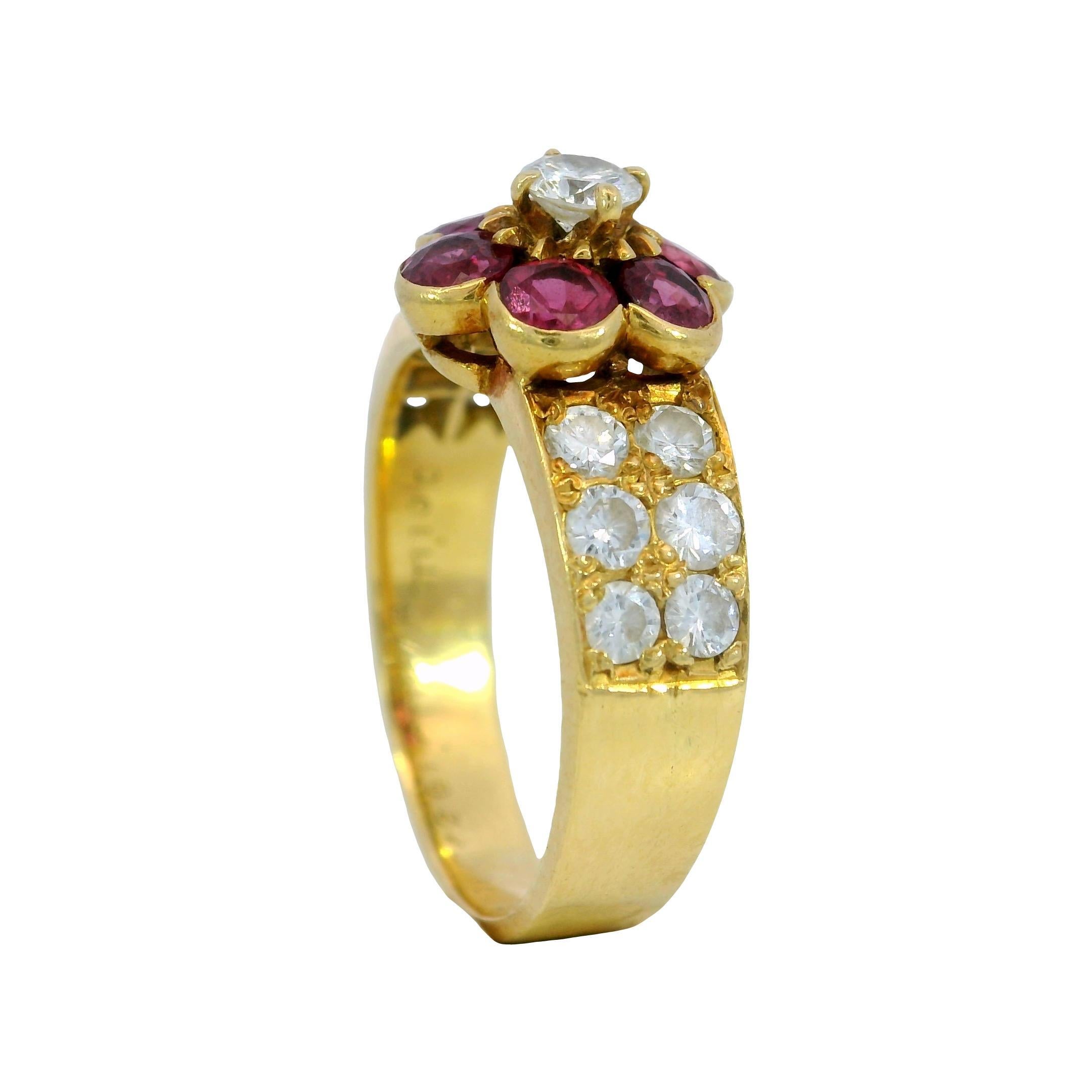 Van Cleef Ruby Diamond Cluster Flower Ring Or jaune 18K Taille 5.25 en vente 3