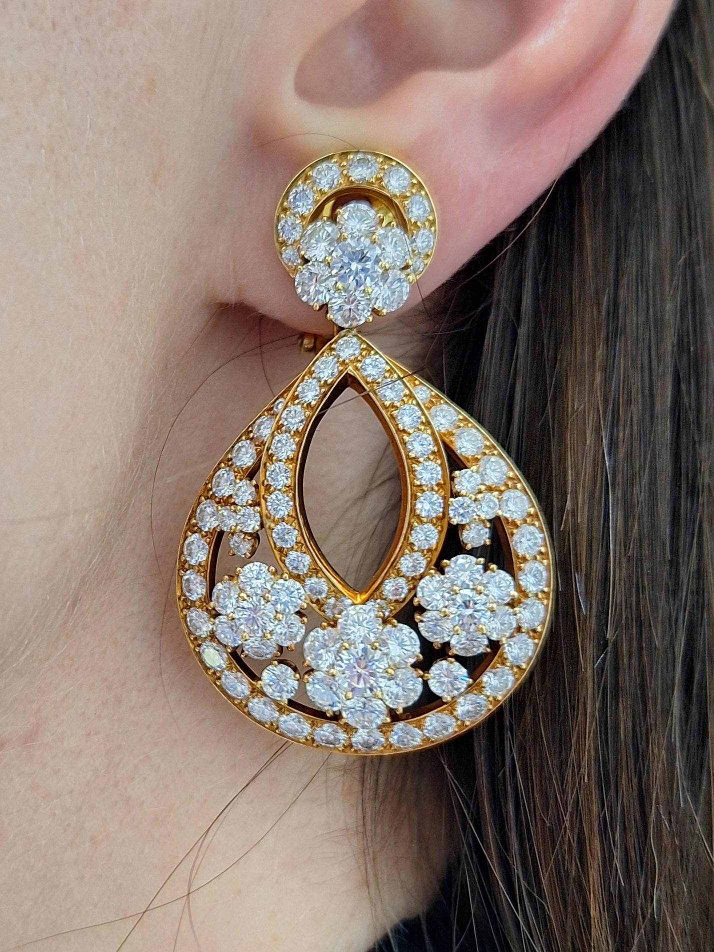 Van Cleef Snowflake Diamond Drop Earrings In Excellent Condition For Sale In New York, NY