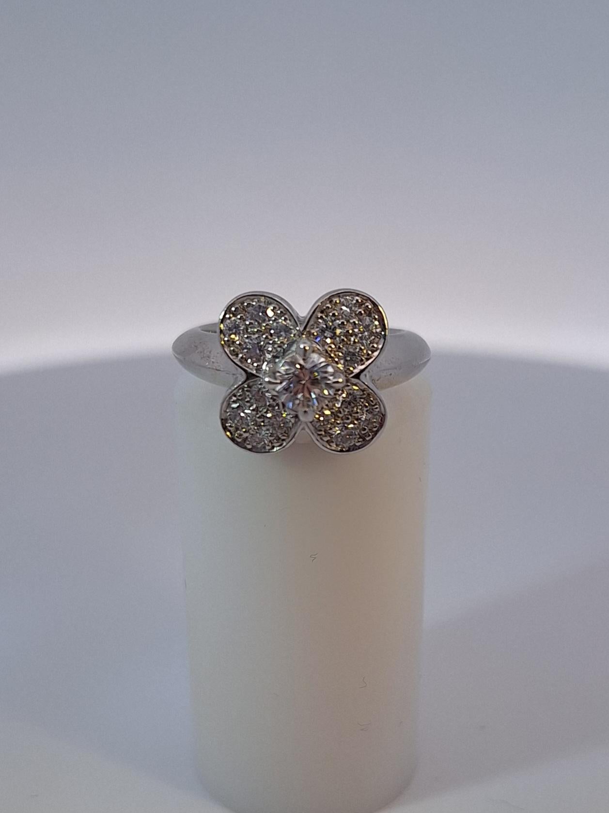 Der Ring ist als vierblättrige Blume mit einem großen runden Diamanten in der Mitte gestaltet, die Blütenblätter sind mit Diamanten pavégefasst.

Diamanten mit einem Gesamtgewicht von etwa 0,75 Karat
Unterzeichnet VCA
18 Karat Weißgold
Bruttogewicht