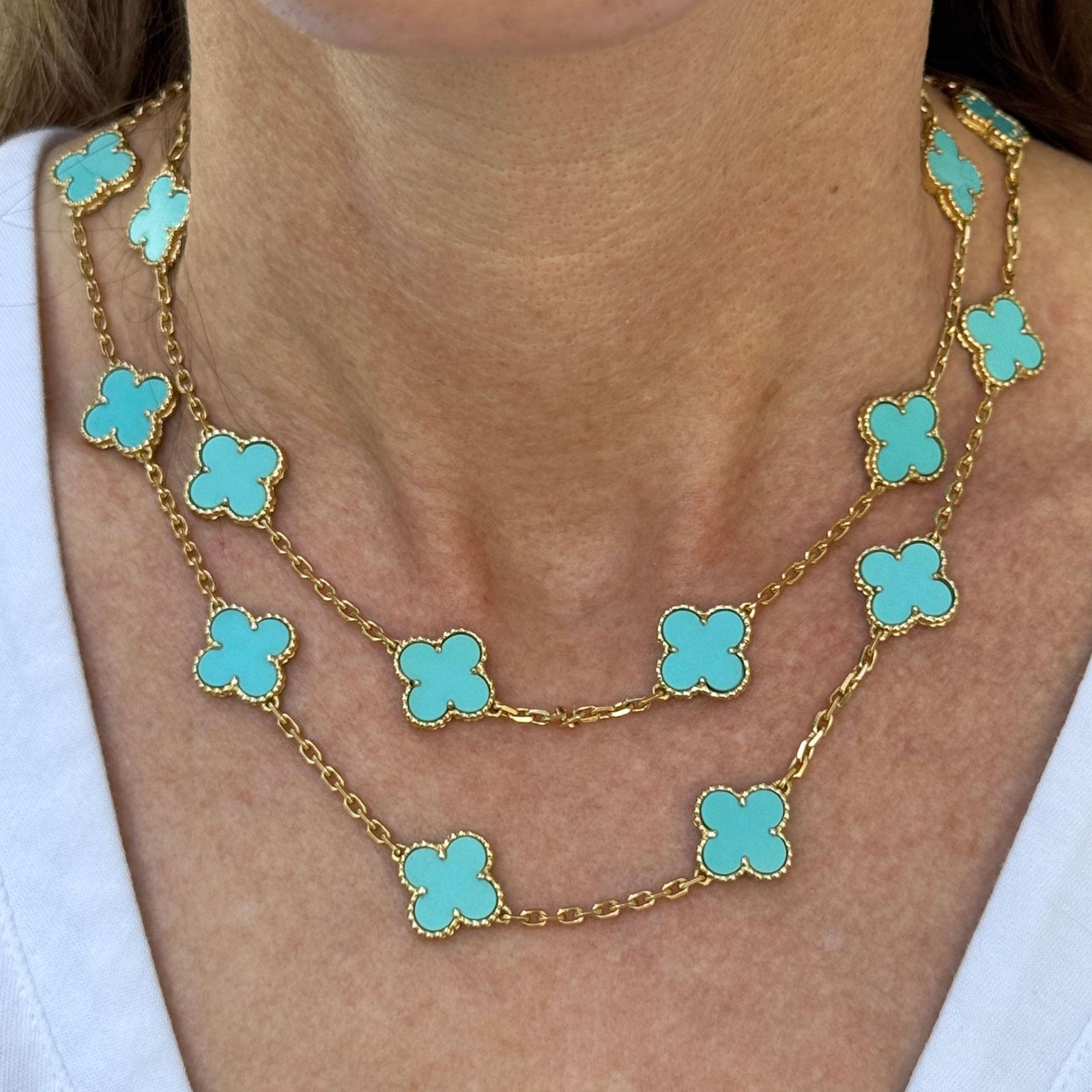 Questa rara collana Van Cleef & Arpels Vintage Alhambra 20 Motif è caratterizzata da un turchese vibrante incastonato in oro giallo 18 carati e misura 32 pollici di lunghezza. Con l'iconico disegno a trifoglio Alhambra, ogni motivo è incorniciato da