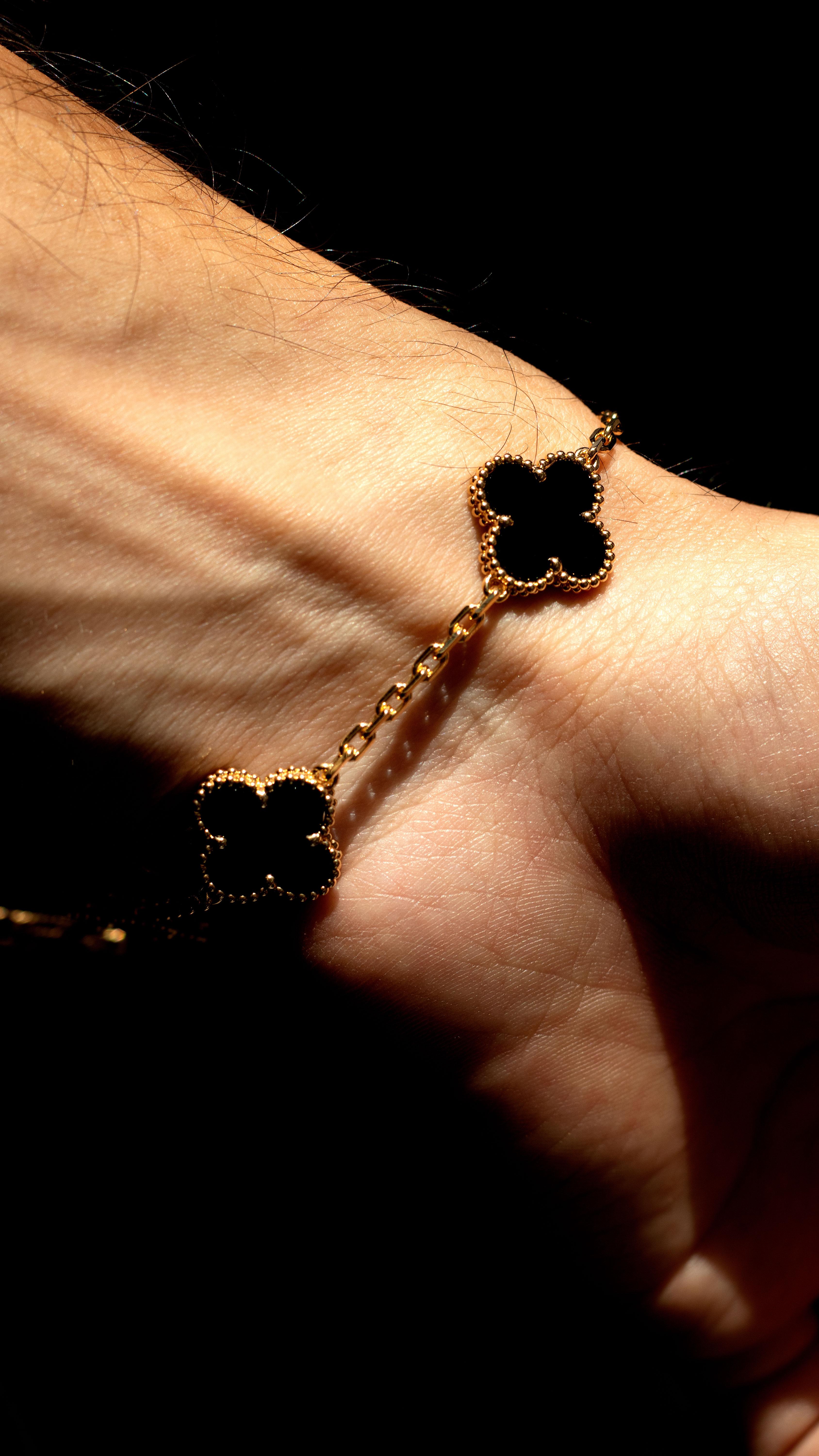 Van Cleef Vintage Alhambra Armband mit fünf Onyxmotiven

Unternehmen: Van Cleef

Stil des Schmucks: Fünf Onyx-Motiv-Armband

MATERIAL: 18k Gelbgold

Steine: Onyx

Abmessungen: Passt bis zu einem 7-Zoll-Handgelenk

Gewicht: 11,5g (7,4dwt)

SKU: