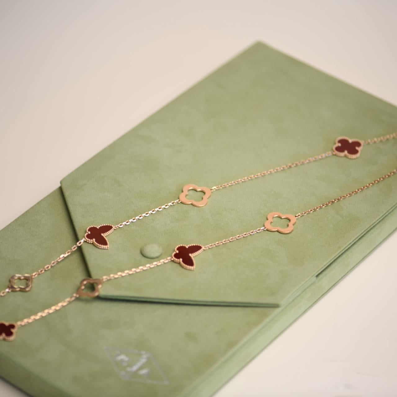 *Rare Find & Exclusive*

We are so excited to present this unique piece, it is a very rare and attractive find for collectors and enthusiasts of Van Cleef & Arpels fine jewellery.

This extraordinary and rare piece from Van Cleef & Arpels is a