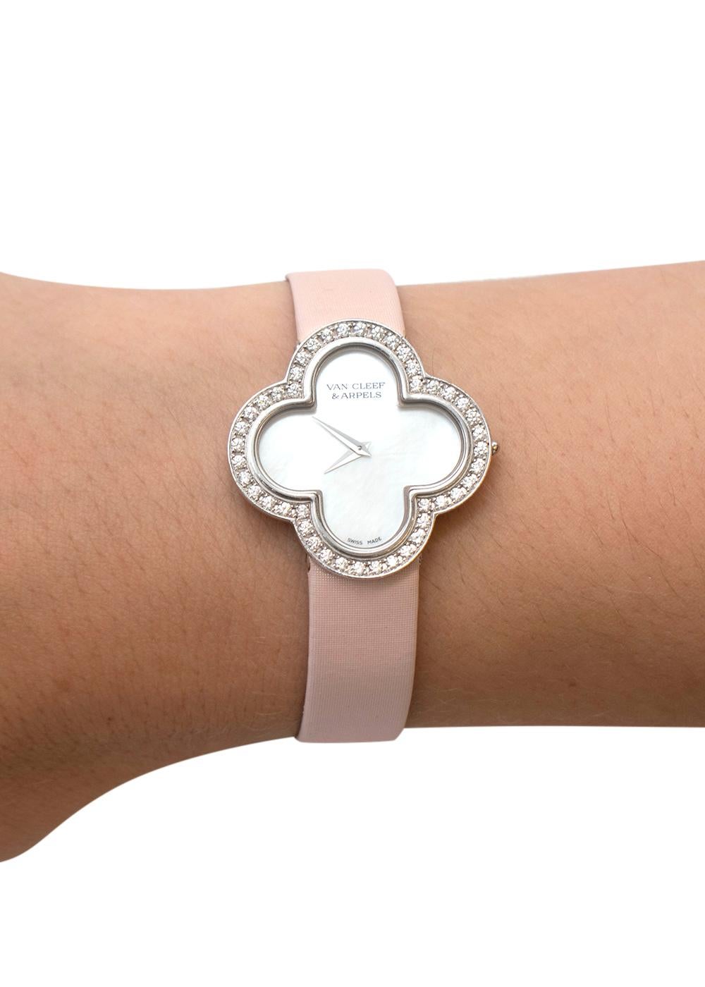 Van Cleef Alhambra-Uhr aus Weißgold, Diamanten und Perlmutt, Modell im Zustand „Neu“ im Angebot in London, GB