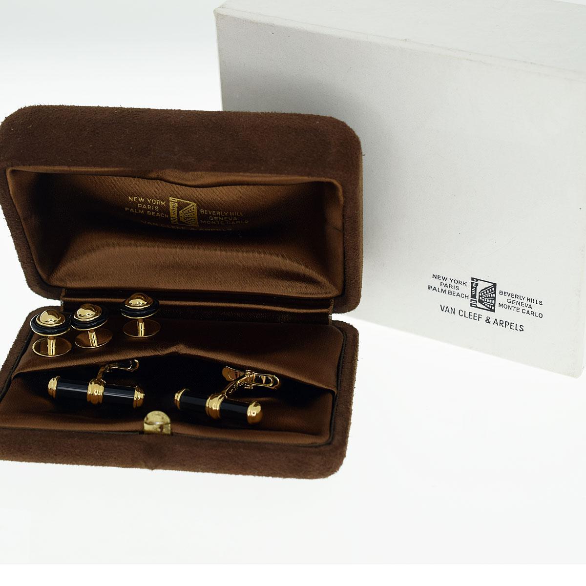 Brand : Van Cleef&Arpels
Name : Gold Onyx Cufflinks Studs Button Set
Material : Onyx, 750 K18 YG Yellow Gold
Comes with : Van Cleef & Arpels box, case,VCA repair certificate (Jan 2019)
Size : (inch) Cuffs 0.98