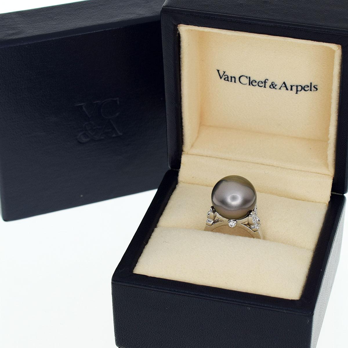 Van Cleef & Arpels Black Pearl Diamond 18 Karat White Gold Perle Papillons Ring 2