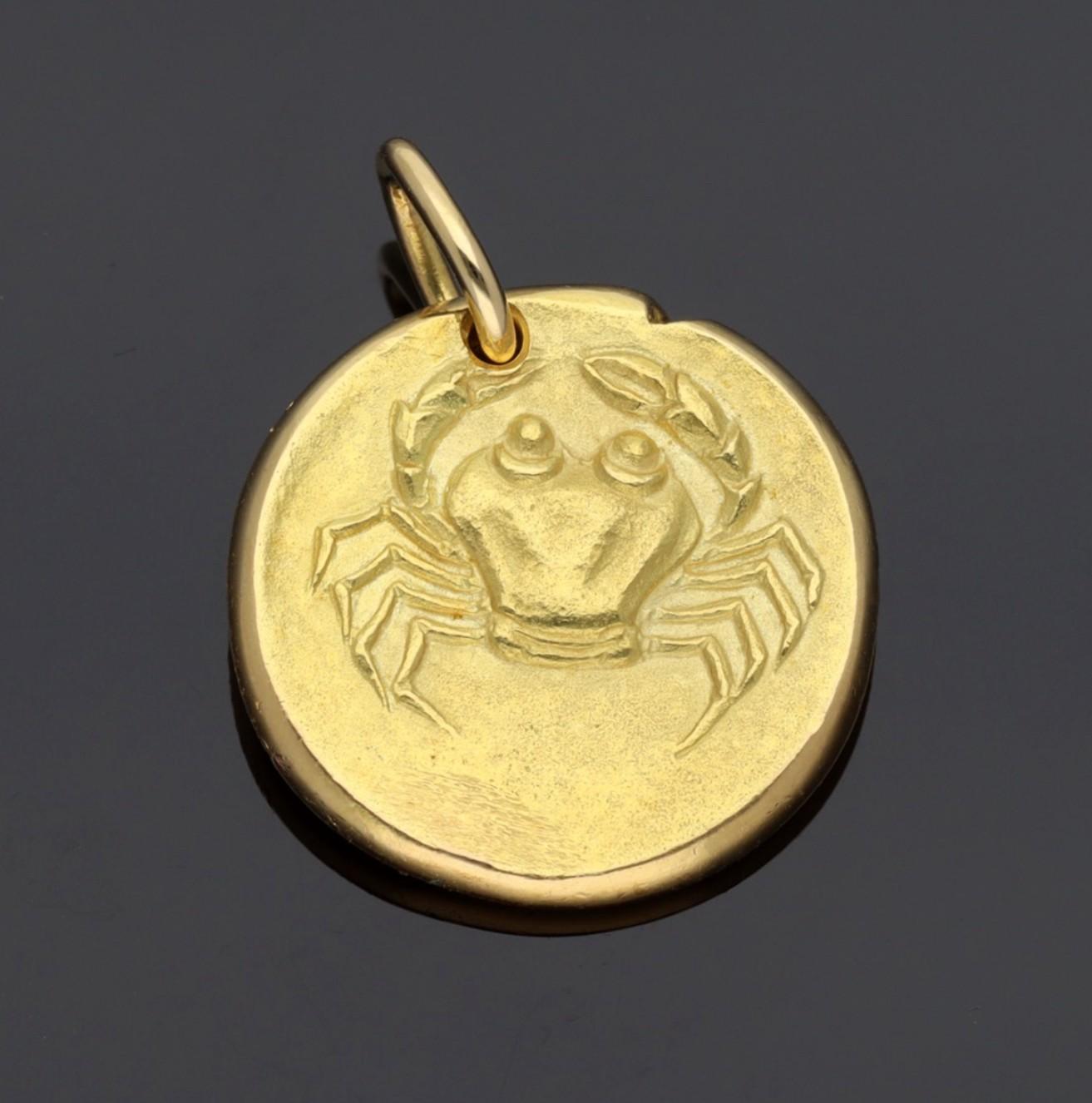 Van Cleef & Arpels Medalla del zodiaco Cáncer Mini dije de oro amarillo de 18 quilates en venta 5