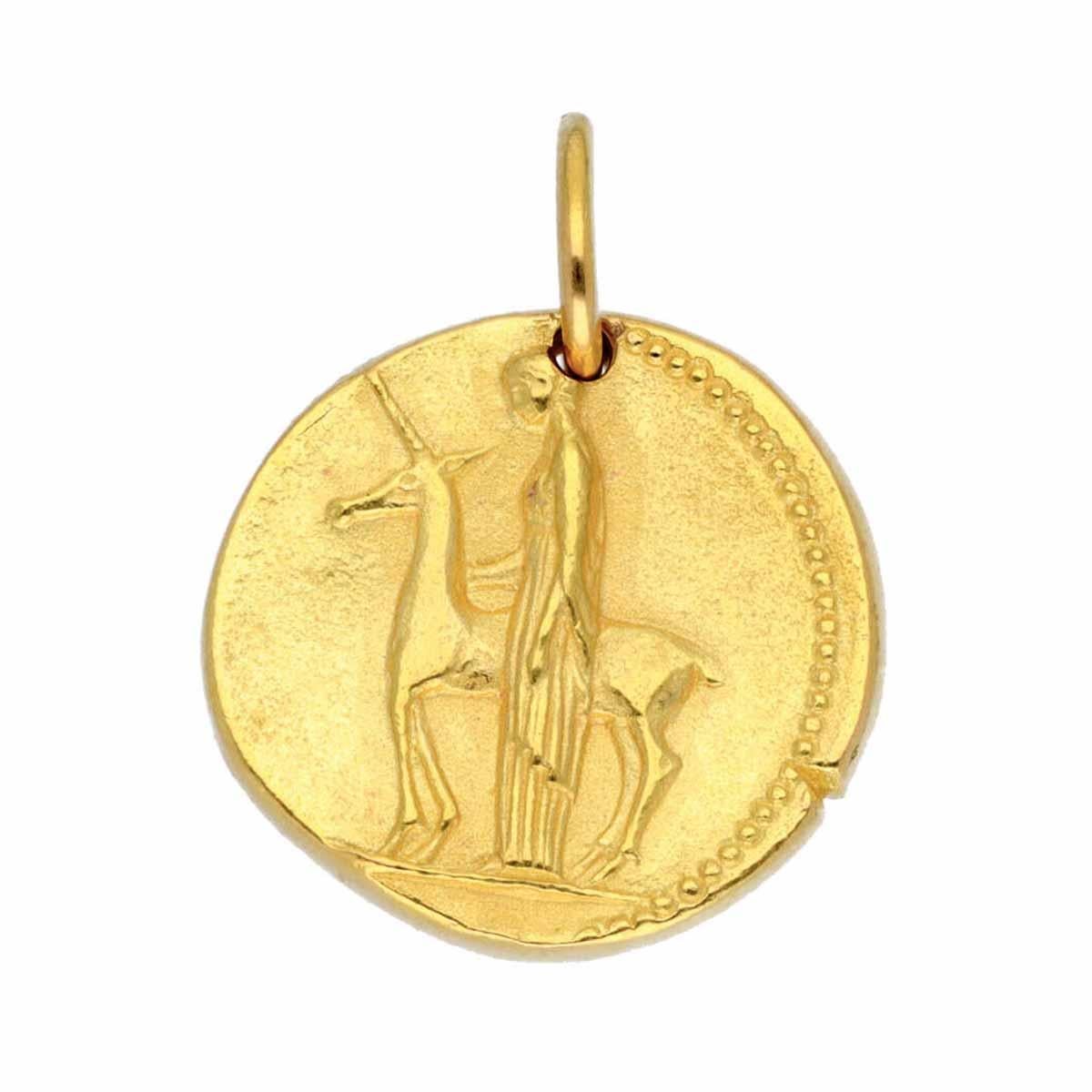 Brand:Van Cleef&Arpels
Name:Zodiac Mini Medal Charm Virgo
Material:750 K18 YG Yellow Gold
Weight: 6.7g（Approx)	
Size:W0.76in×H0.75in(not including Vatican)xD0.08in（Approx)
Comes with:VCA Pouch, VCA Repair Statement (Jan 2022)
