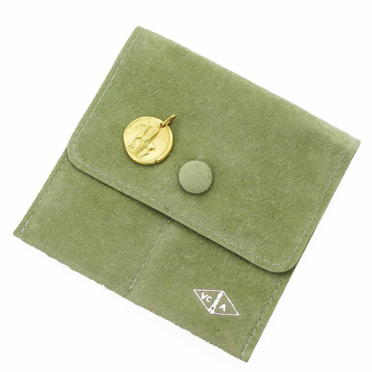 Van Cleef & Arpels Zodiac Mini Medal Charm Virgo 18 Karat Yellow Gold In Good Condition In Tokyo, JP