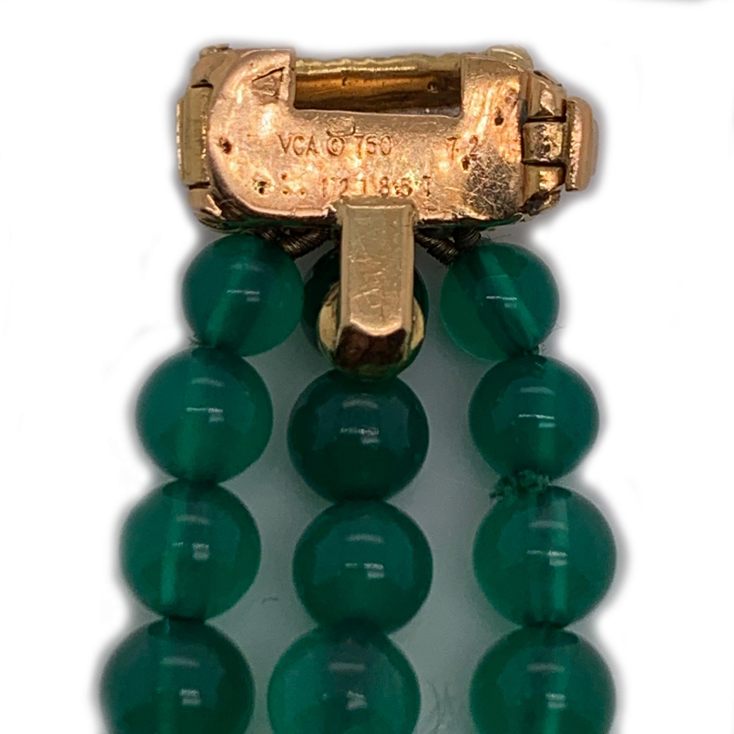 Un, magnifique bracelet de 7.5po Van Cleefs and Arpels en or jaune 18kt, diamant et calcédoine. Avec un  poids de 28,8 grammes et une largeur de 0,5 pouce. Ce magnifique V.C.A. estampillé 121857 présente une belle collection de perles de calcédoine