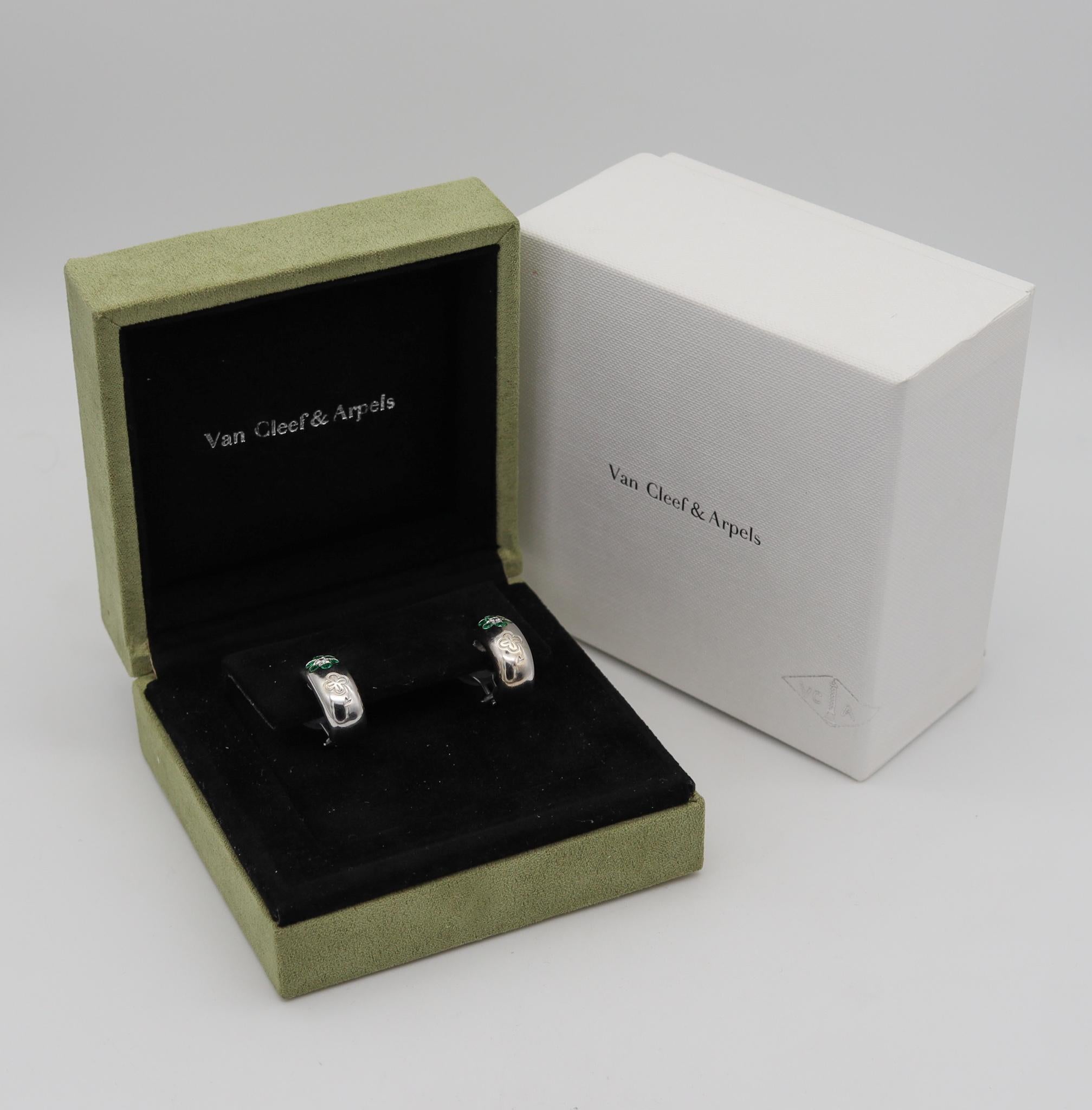 Moderniste Van Cleefs & Arpels Créoles Paris Créoles en or 18 carats avec diamants et émeraudes de 1,20 carat en vente