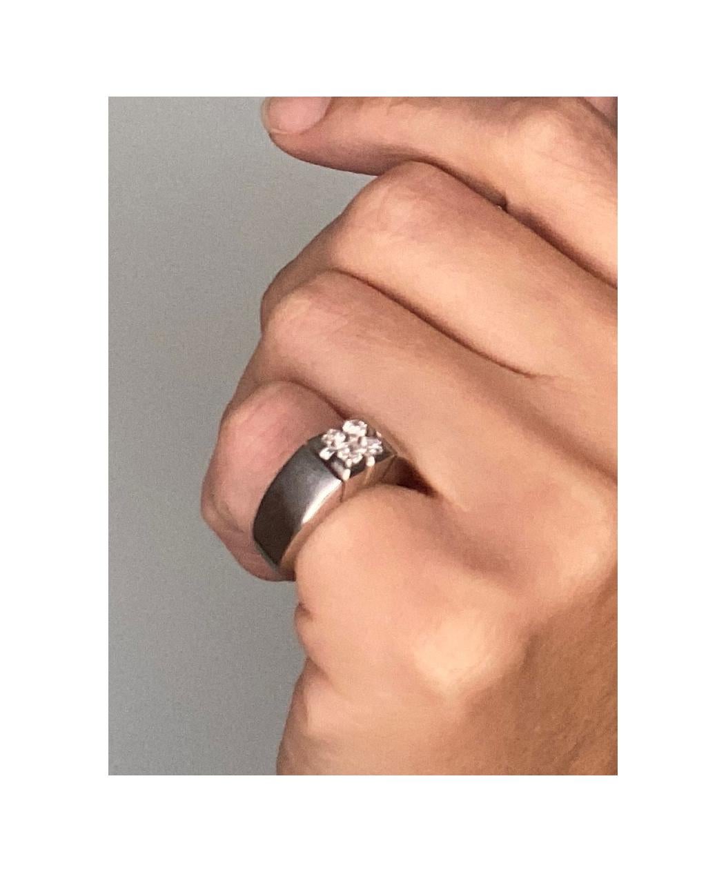 Women's or Men's Van Cleefs & Arpels Paris Quatrefoil Ring in 18Kt White Gold with 5 VVS Diamonds For Sale