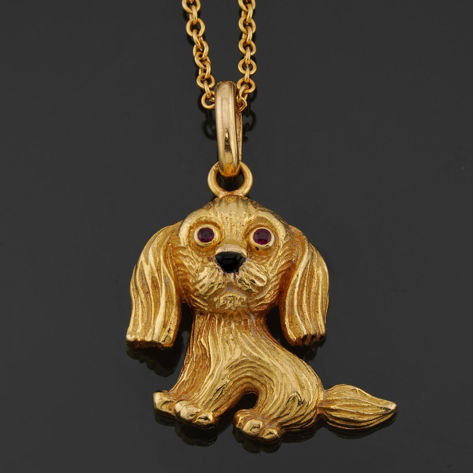Ce collier vintage Van Cleef & Arpels est réalisé en or jaune 18 carats et présente un adorable pendentif en forme de chien rehaussé d'yeux en rubis rouge. Fabriqué en France dans les années 1970. Dimensions : pendentif de 17 mm (0,66