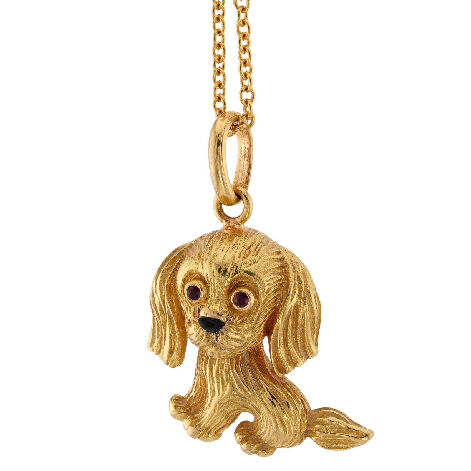 VAN CLEF & ARPELS Collier pendentif chien en or jaune 18 carats et rubis Bon état à New York, NY