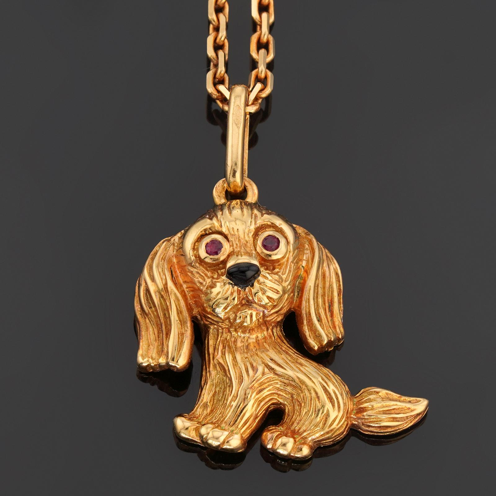 Questa collana vintage di Van Cleef & Arpels è realizzata in oro giallo 18 carati e presenta un adorabile ciondolo a forma di cane con occhi di rubino rosso. Realizzato in Francia intorno al 1990. Misure: Larghezza 0,70