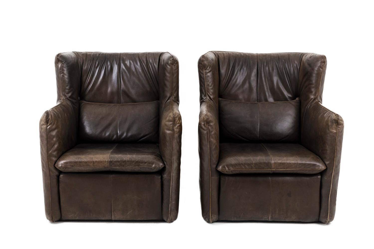 Gerard Van Den Berg for Montis, sticker.

Pair of armchairs in brown leather with a full Stand covered by leather. They were framed by two full arms rising in a head support on both sides and forming a unique piece with the back seat, adorned with