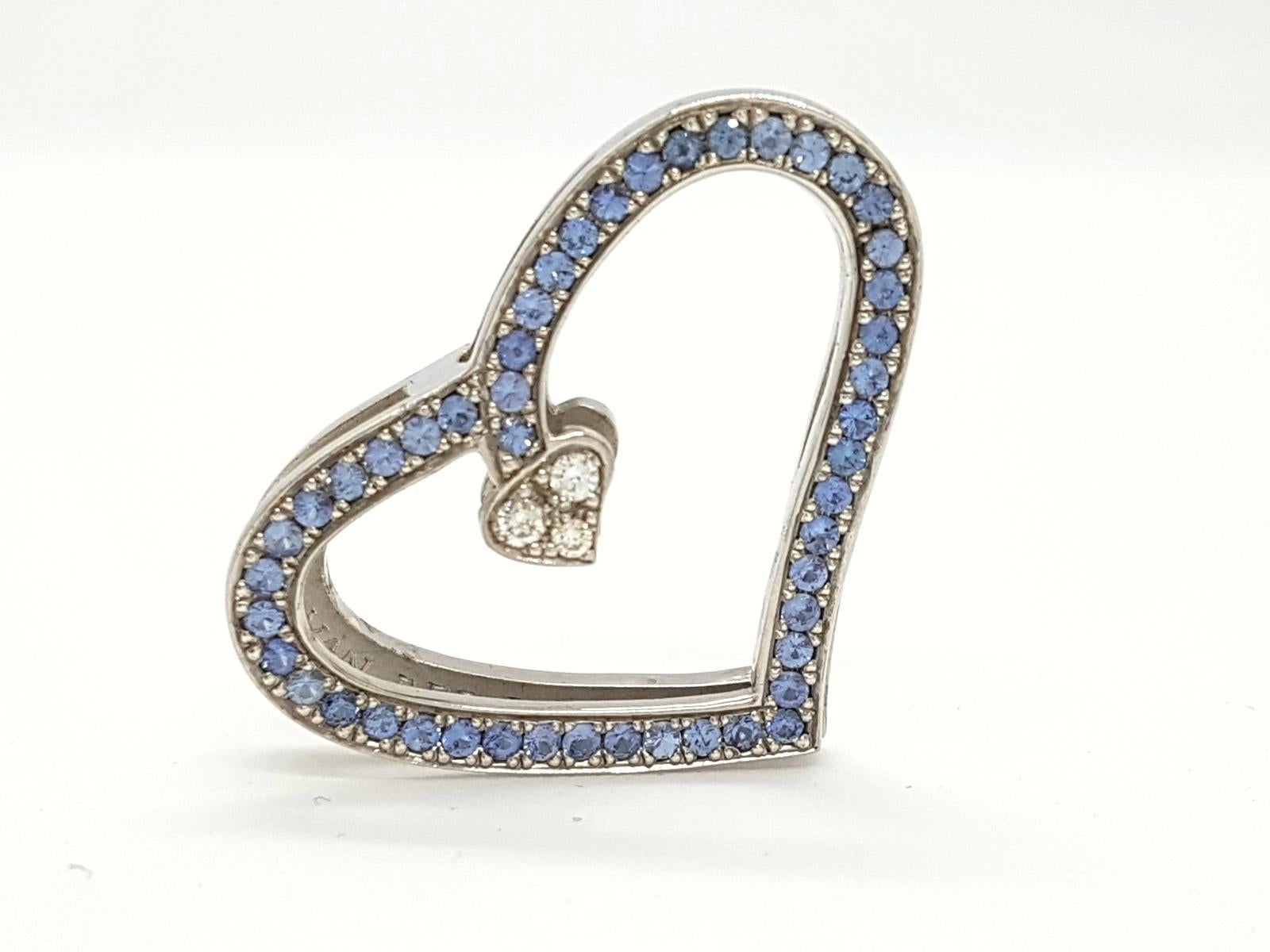 Heart pendant House VAN DER BAUWEDE
- In 925 th
- Set with 3 brilliant cut diamonds G-VSpour a total of about 0.030 and 48 light blue sapphire round pruned to about 0.24 ct total
New condition. size 2.1 cm x 3 cm.
- Weight: 5.60 gr
- Controlled.