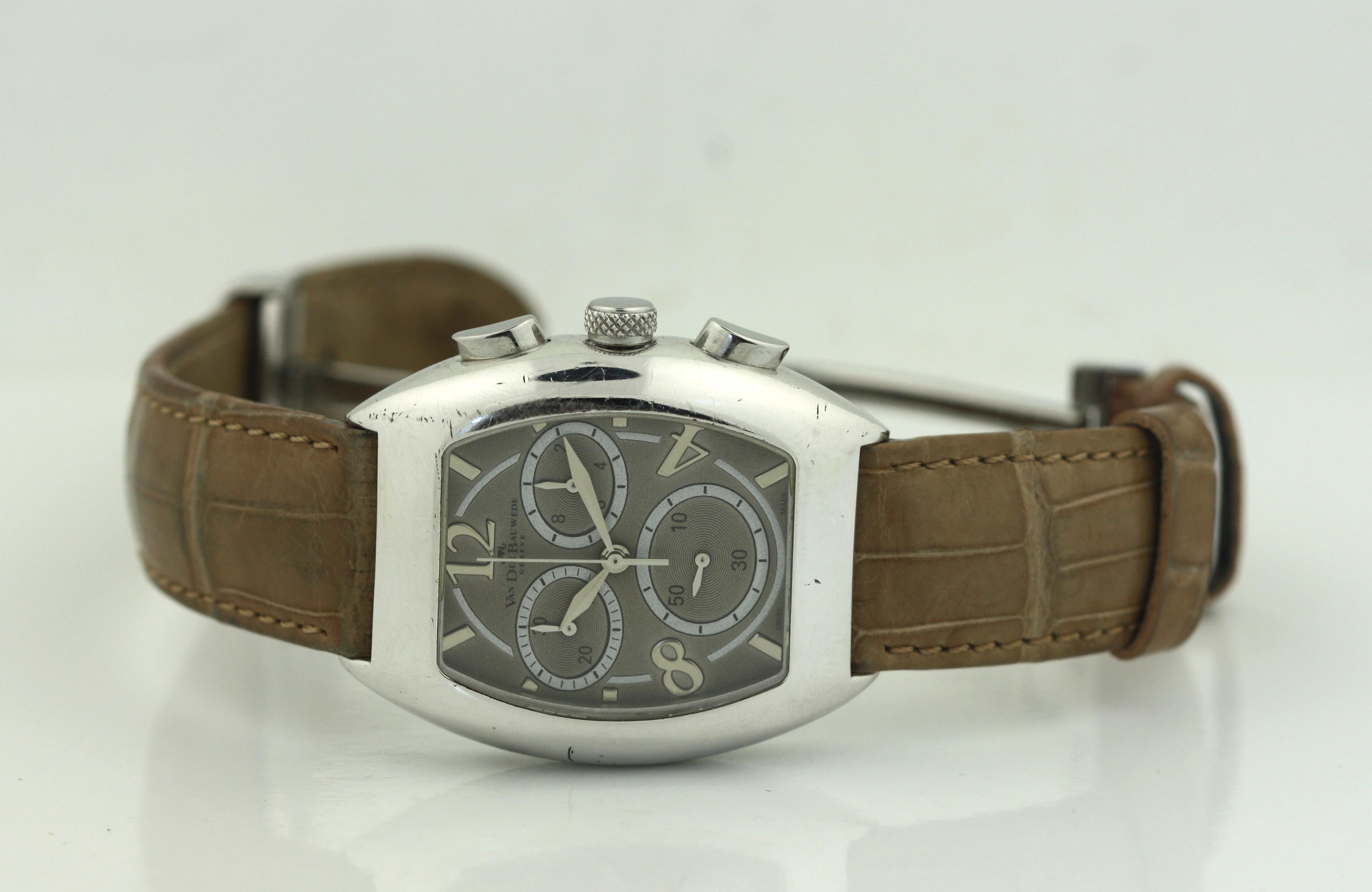 Van Der Bauwede, Silber 800 Armbanduhr
Armbanduhr signiert Magnum XS, Van Der Bauwede, Chronograph
Nein 4760031793
Durchmesser 33 mm x 37mm
Lederband mit Edelstahlschließe
Condition Report
Funktionstüchtige Uhrwerke während der Katalogisierung.