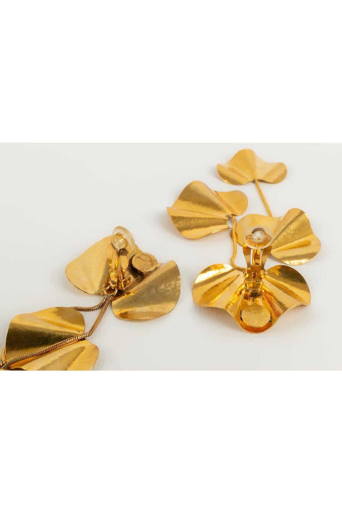 Van der Straeten Clip Earrings in Gold Metal In Good Condition In SAINT-OUEN-SUR-SEINE, FR